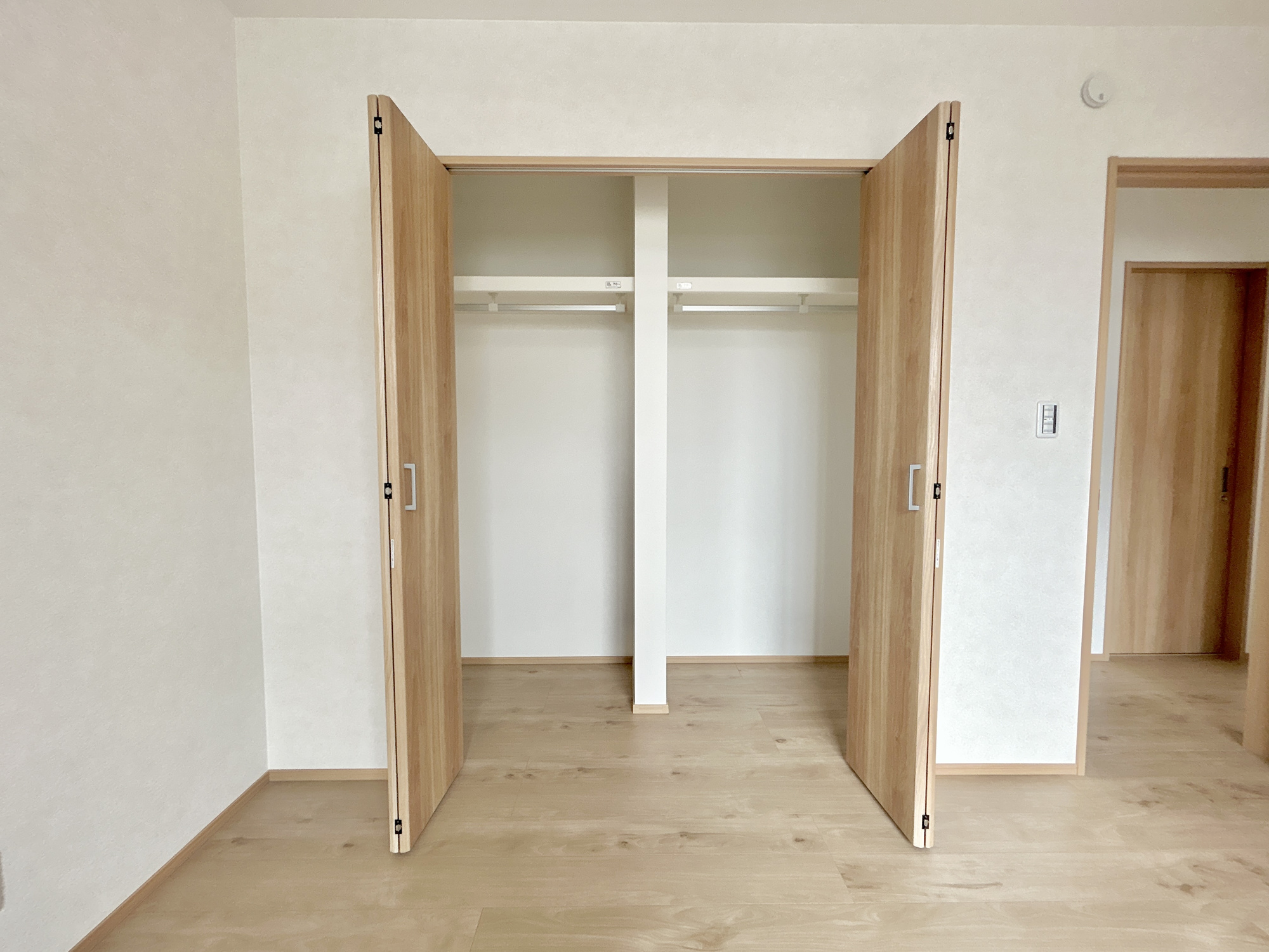 高崎市下之城町第10期　新築住宅全2棟の収納|枕棚とハンガーパイプが標準装備の機能的なクローゼットは、大切なお洋服をきれいな状態で収納できます！
また、収納ボックスなどを配置して使えば、多様な使い方が出来、収納の幅が広がります！