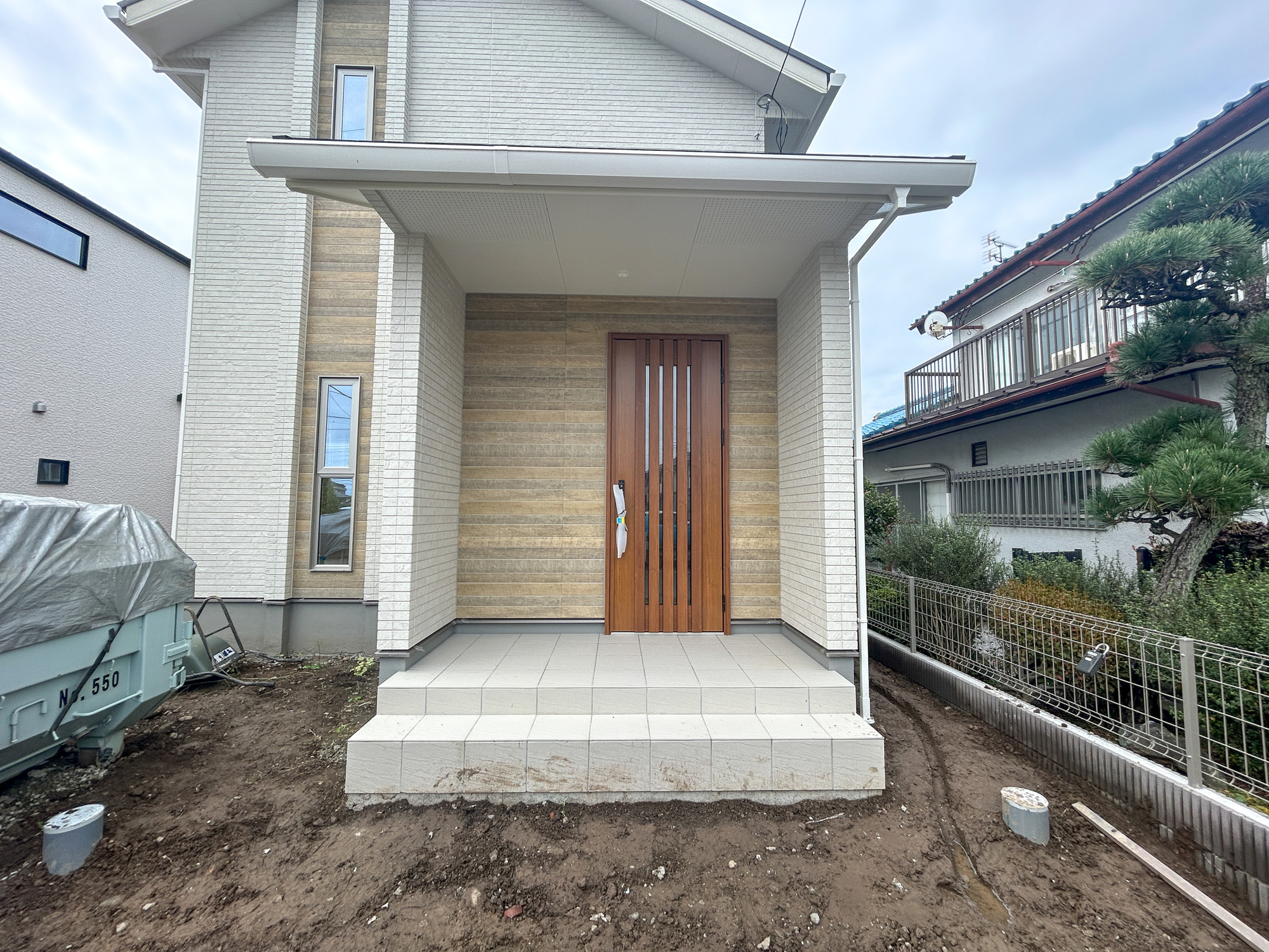 高崎市下之城町第10期　新築住宅全2棟の玄関|明るく優しいイメージの玄関アプローチ。玄関上は屋根があるので雨の心配いらず♪