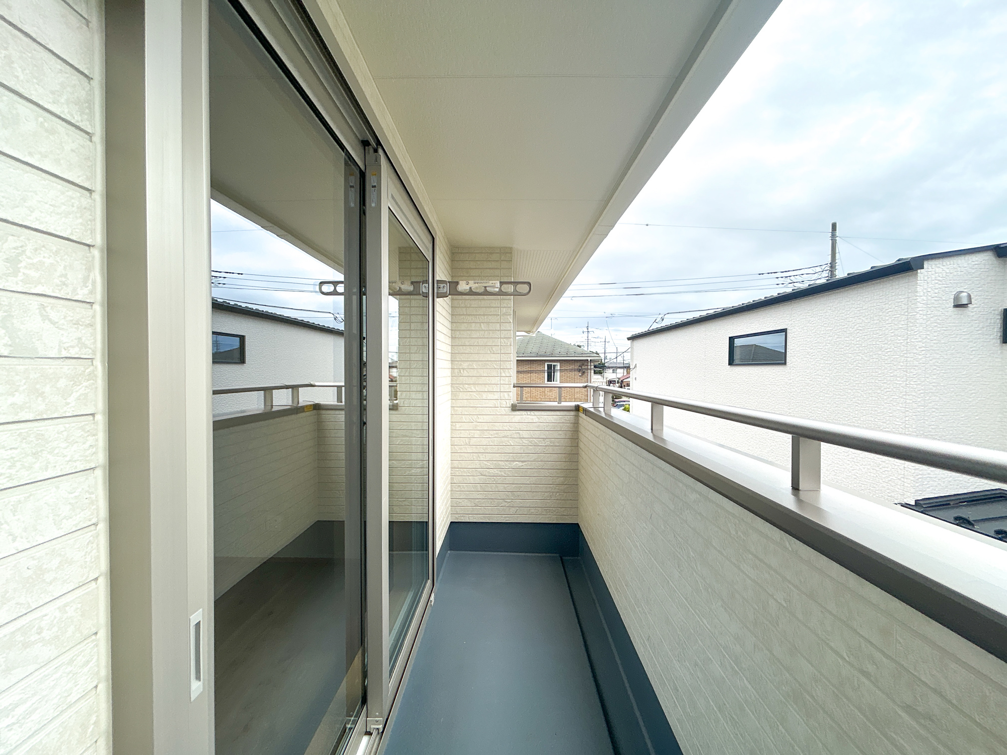 高崎市下之城町第10期　新築住宅全2棟のバルコニー|開放的なバルコニーは見晴らしもよく、太陽の温かな温もりをめいっぱい受け止めてくれます。太陽の光と爽やかな風を受けたお洗濯物はあっという間に乾き、取りこむ時には太陽の匂いを感じられそうですね。