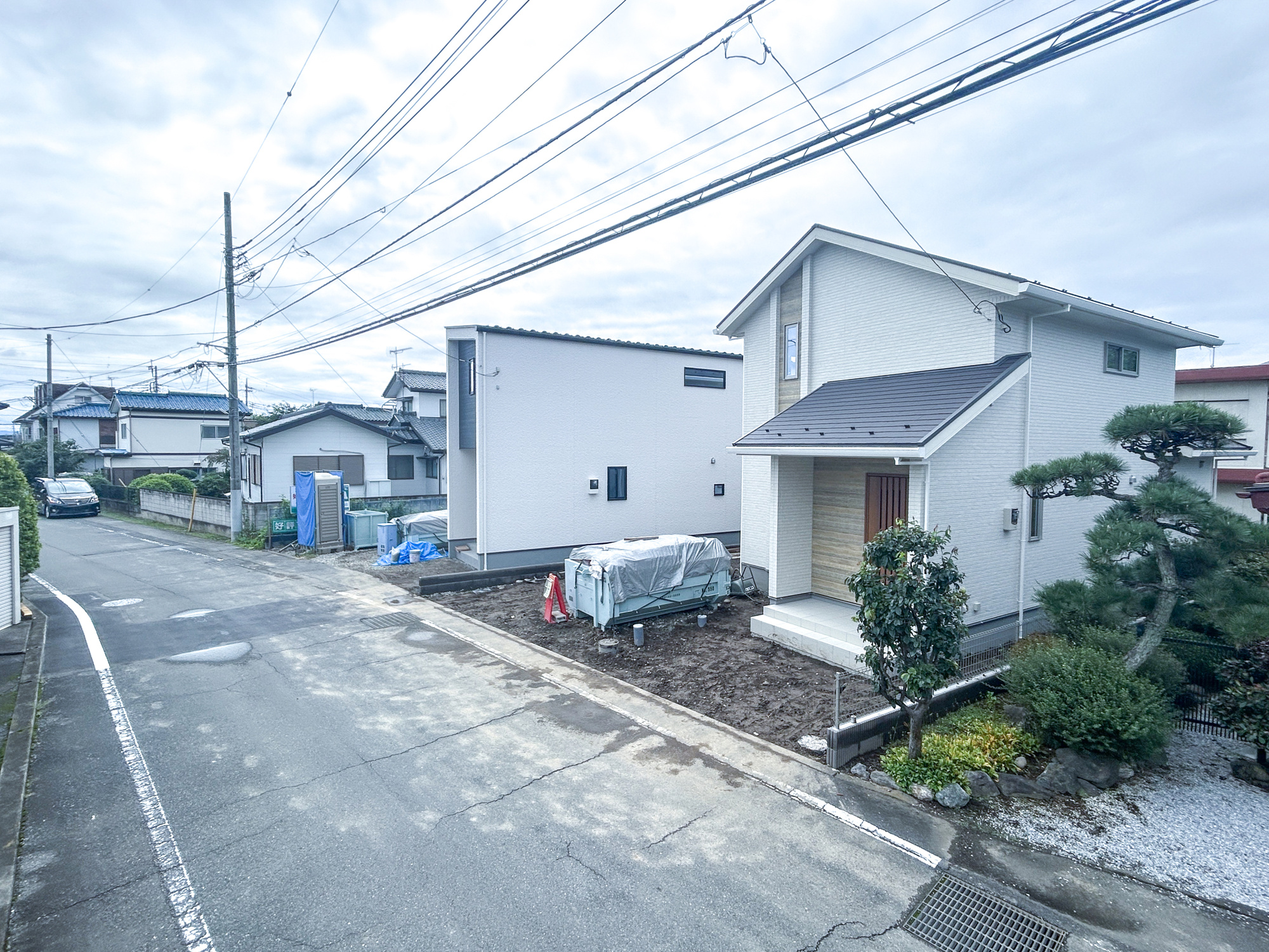 高崎市下之城町第10期　新築住宅全2棟の前面道路含む現地写真|低層の一戸建てを中心とした街並みが整然と続き、周辺は高い建物が建っていないので、採光や開放性に恵まれ、空が広く緑の多い閑静な趣を感じる環境です。

