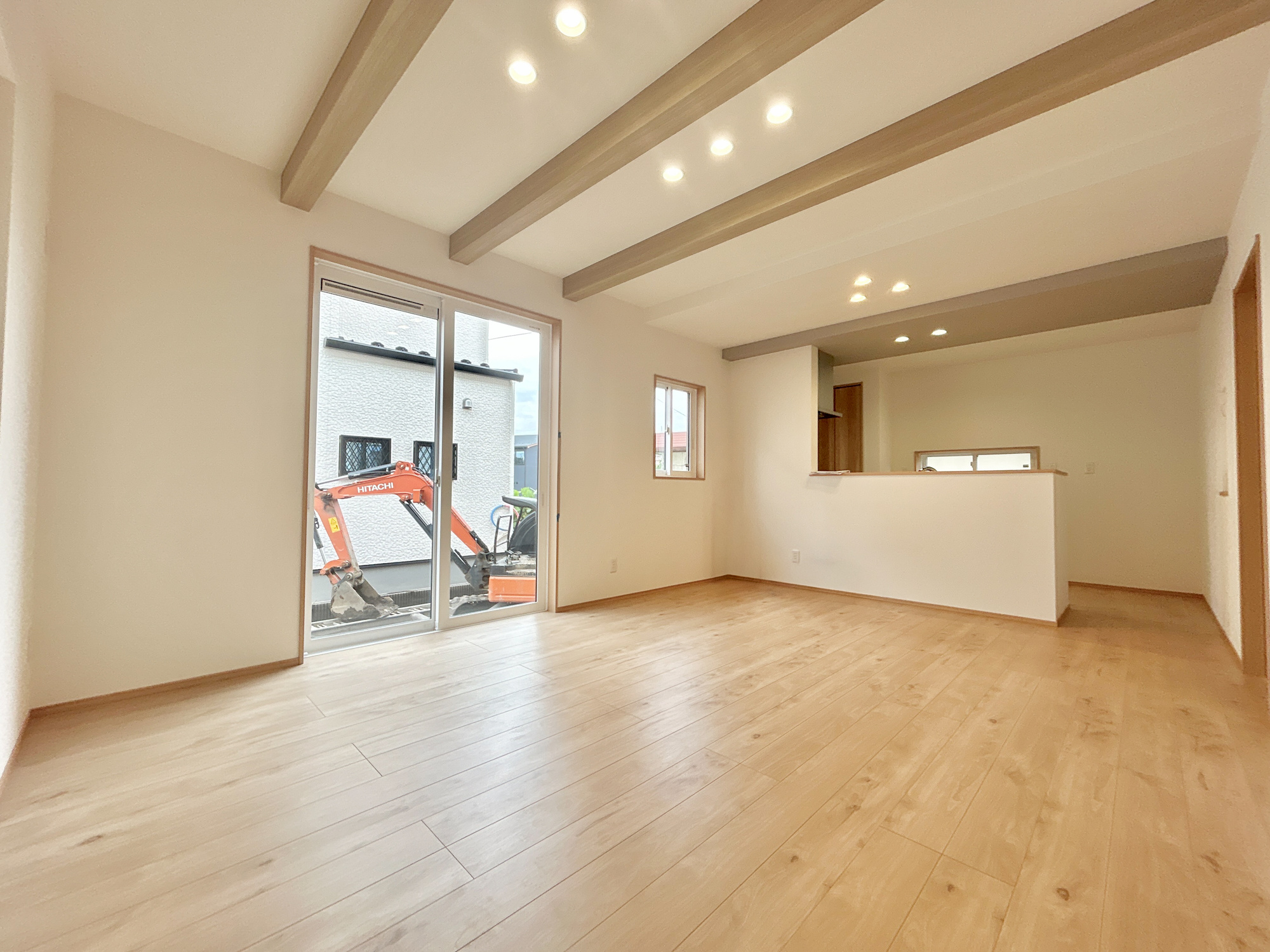 高崎市下之城町第10期　新築住宅全2棟の居間・リビング|大きく開いた窓からは、明るい陽射しが射し込みます。
爽やかな風が吹き抜ける心地良いリビングには、自然と家族が集まります。