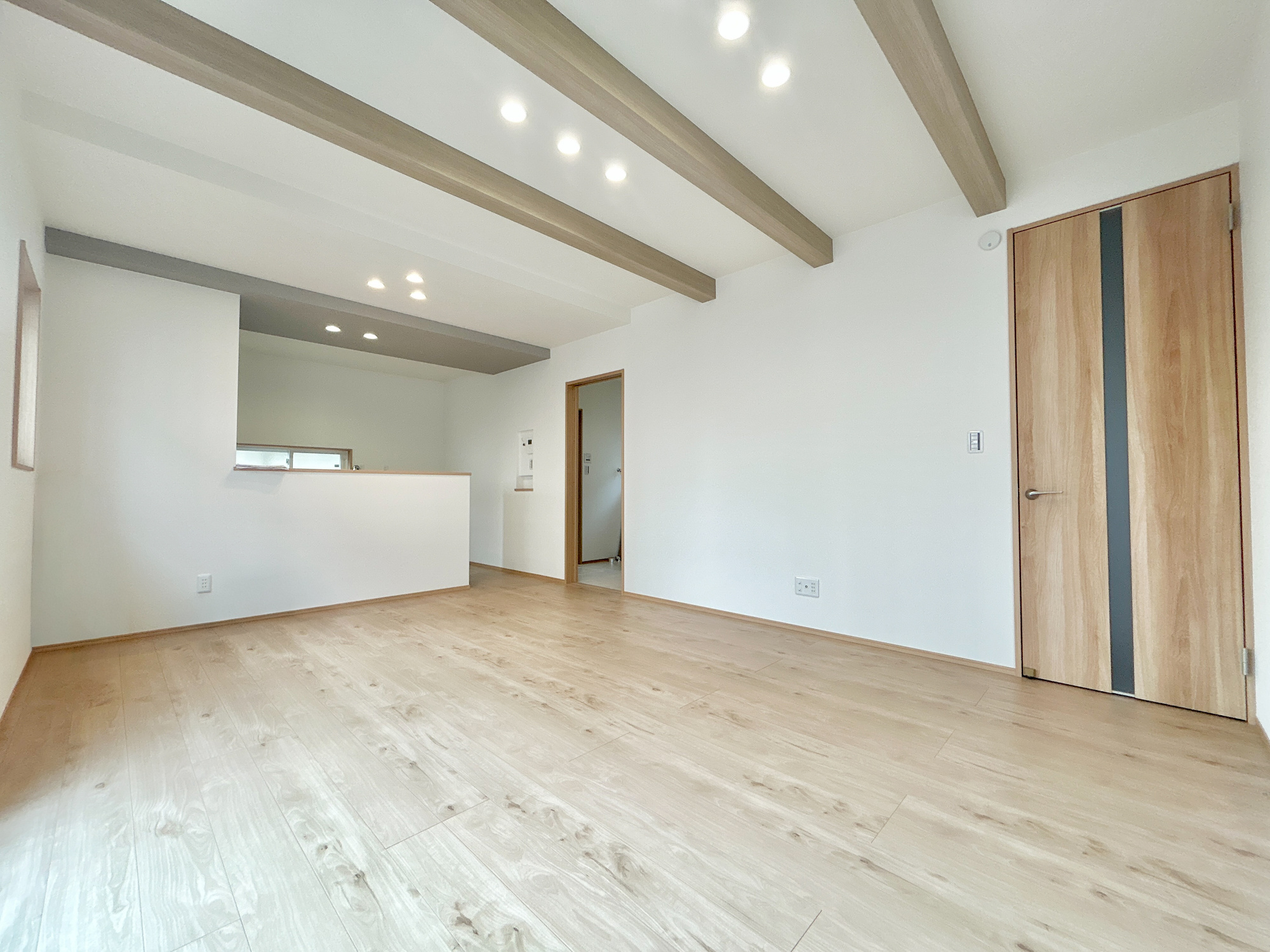 高崎市下之城町第10期　新築住宅全2棟の居間・リビング|オープンな空間を生み出す、こだわりの広がりとゆとり。家族と過ごす時間を大切にしたい方にぴったりの明るくゆとりある住空間です。窓からの日差しがリビングの隅々までしっかりと届きます！ 