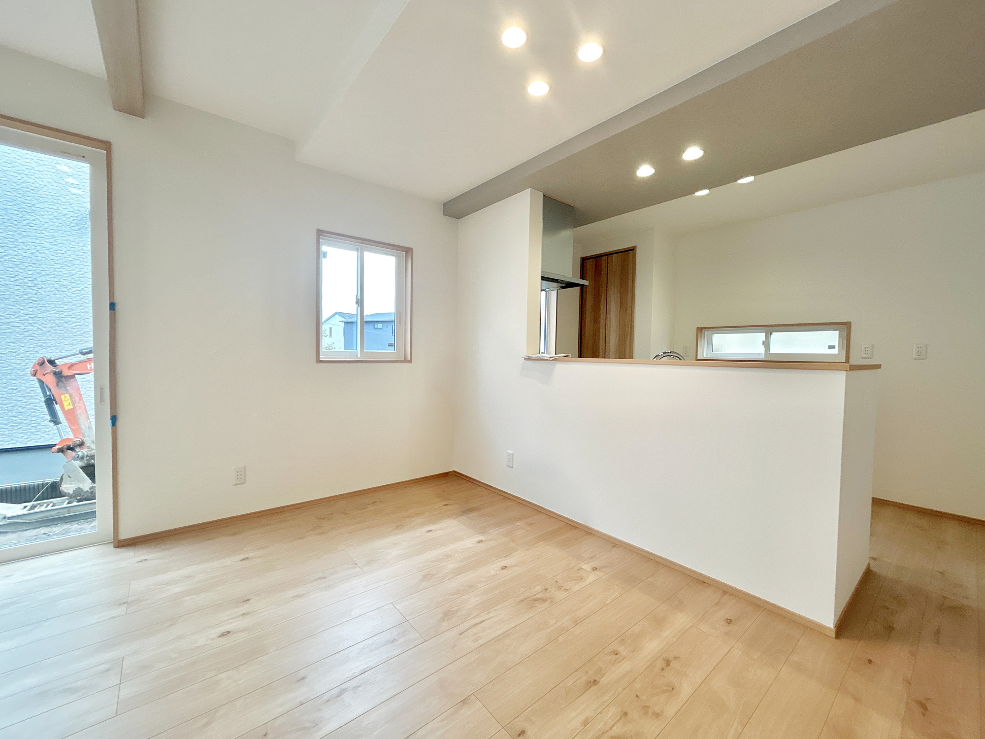高崎市下之城町第10期　新築住宅全2棟の居間・リビング|ここにはみんなが集い、食事と楽しい会話が始まる。話に夢中になりすぎて、ついつい時を忘れてしまう。そんな束の間の幸せを感じさせてくれる場所。