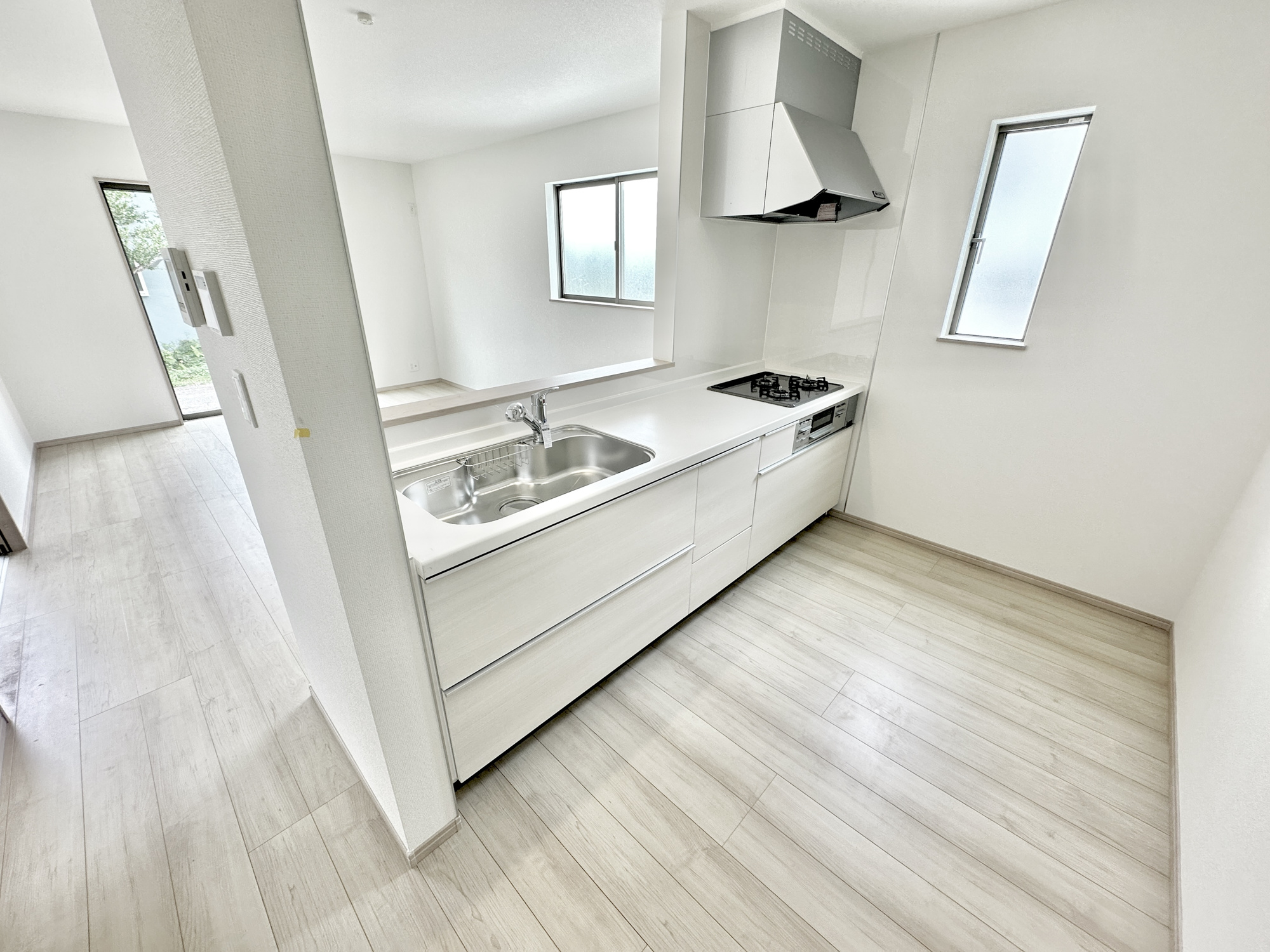 宇都宮市鶴田町2488　新築住宅全３棟のキッチン|ダイニングからワークスペースを見渡せる、見せるキッチン。ダイニングとの空間のつながりが、スペースのゆとりを生み出します♪
