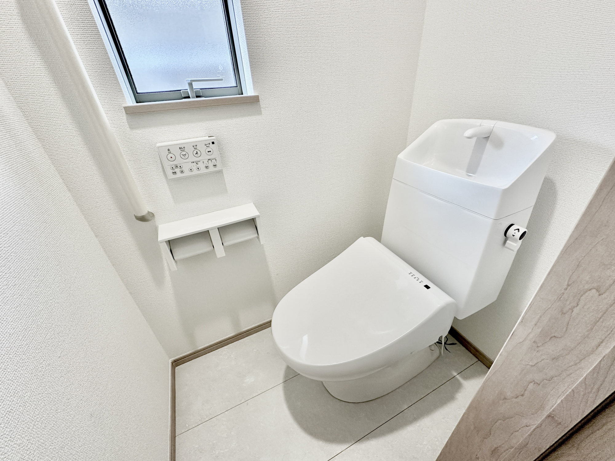宇都宮市鶴田町2488　新築住宅全３棟のトイレ|節水型でエコなトイレには、今では当たり前の洗浄付き。便座を温める機能もついていて、居心地良くてトイレから出られなくなるかも！換気用に換気扇はもちろん、窓も着いているので常に快適ですね♪