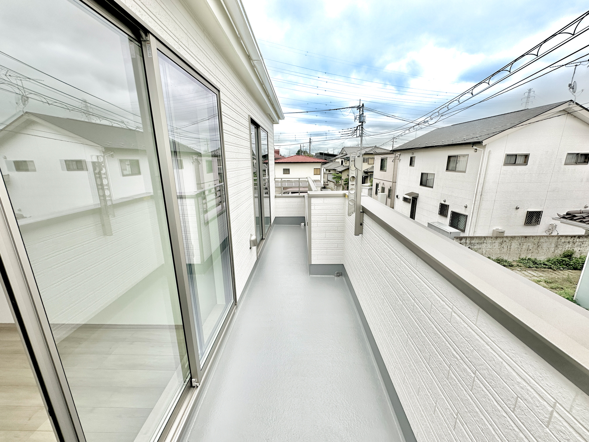 宇都宮市鶴田町2488　新築住宅全３棟のバルコニー|南向きで陽当りの良いバルコニーは、物干しセットを追加すれば、一度にたくさんのお洗濯物が干せるのが魅力！バルコニーは洗濯物を干すだけの場所じゃなく、家族のゆとりのある時間を演出するプライベート空間。