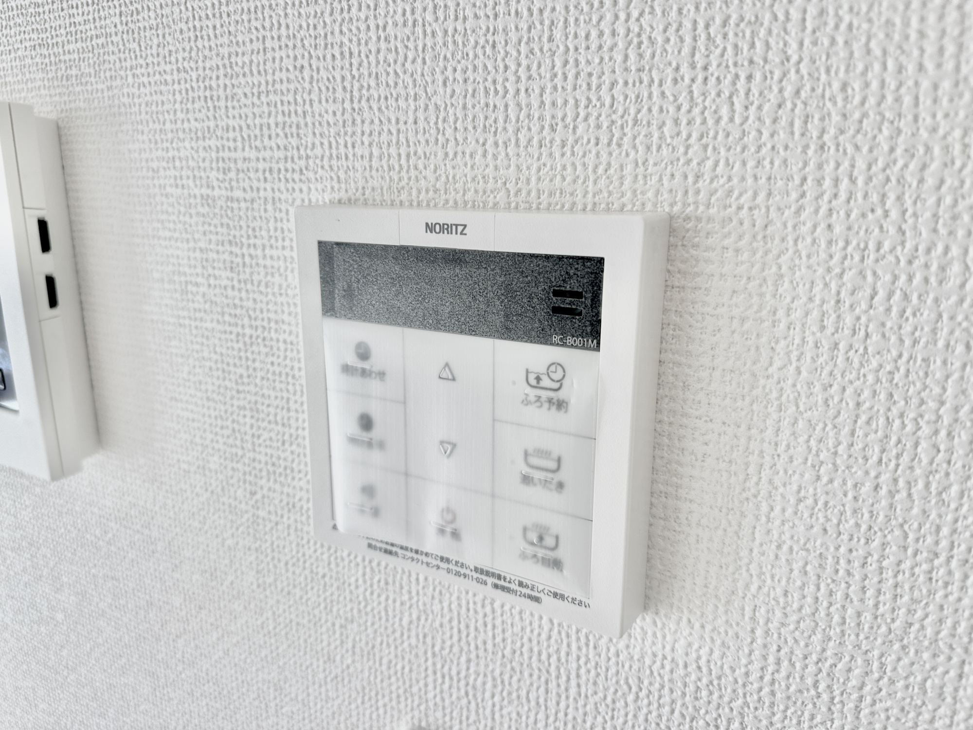 宇都宮市鶴田町2488　新築住宅全３棟の発電・温水設備|キッチンについている給湯リモコン。ここからお風呂のお湯を入れられるので、忙しい夕飯時がちょっぴり楽になりますね♪