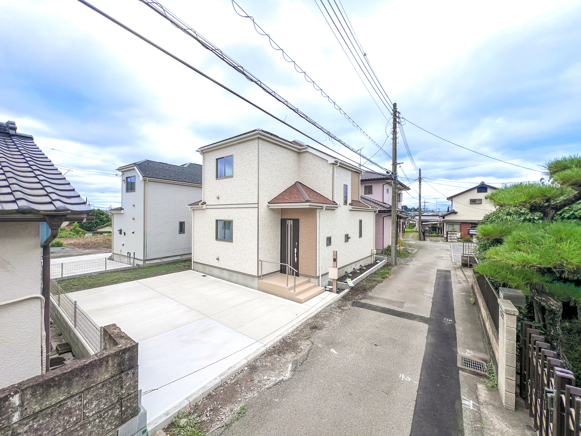 宇都宮市鶴田町2488　新築住宅全３棟の前面道路含む現地写真|閑静な住宅地で子育て家族にピッタリ。毎日のお散歩も快適な緑に恵まれたエリアで、自然に包まれた穏やかな暮らしを実現するための、ゆとりある住環境が整っています。

