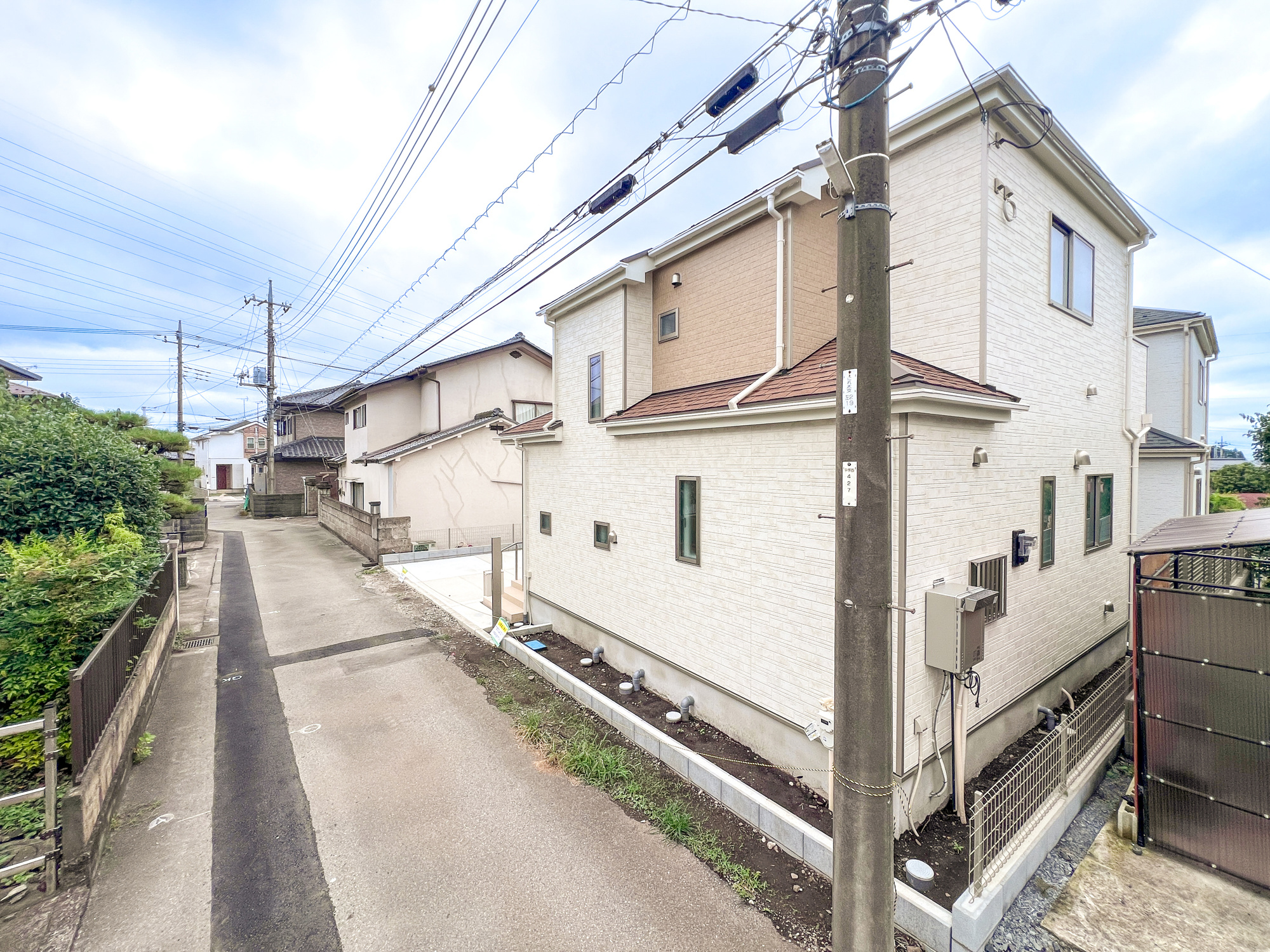 宇都宮市鶴田町2488　新築住宅全３棟の前面道路含む現地写真|低層の一戸建てを中心とした街並みが整然と続き、周辺は高い建物が建っていないので、採光や開放性に恵まれ、空が広く緑の多い閑静な趣を感じる環境です。

