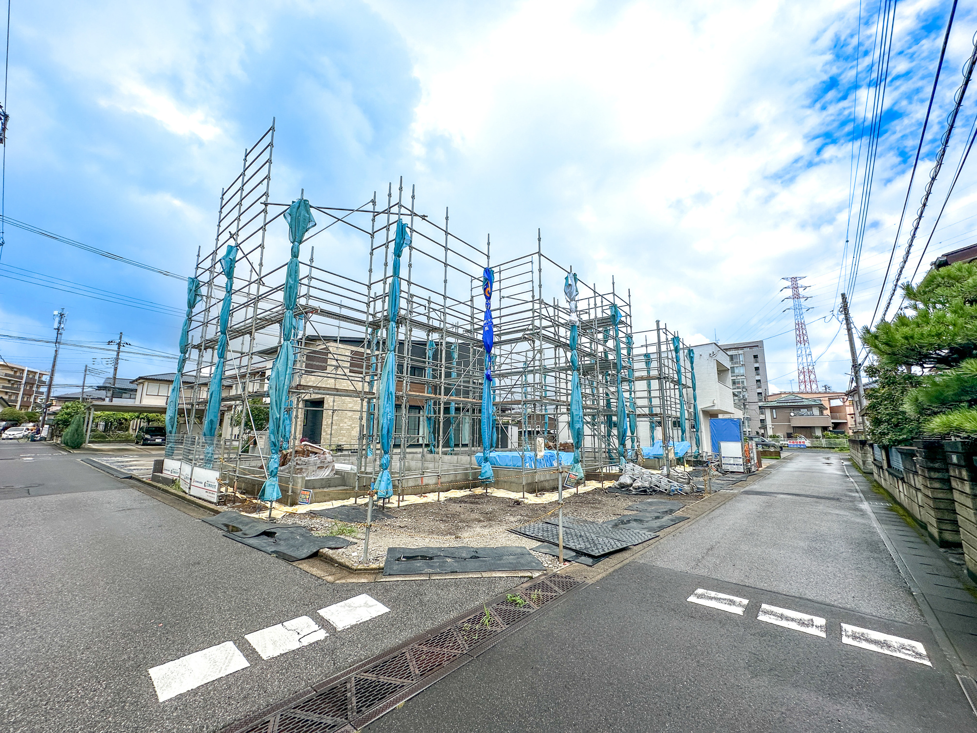 宇都宮市陽東３丁目　新築住宅全２棟の前面道路含む現地写真|前面道路は閑静な住宅地をはしる車通りの少ない道路。お車の出し入れが苦手なママや小さなお子様にも安心ですね。しっかり舗装もされているので、ベビーカーや自転車で通っても快適に通行できます。