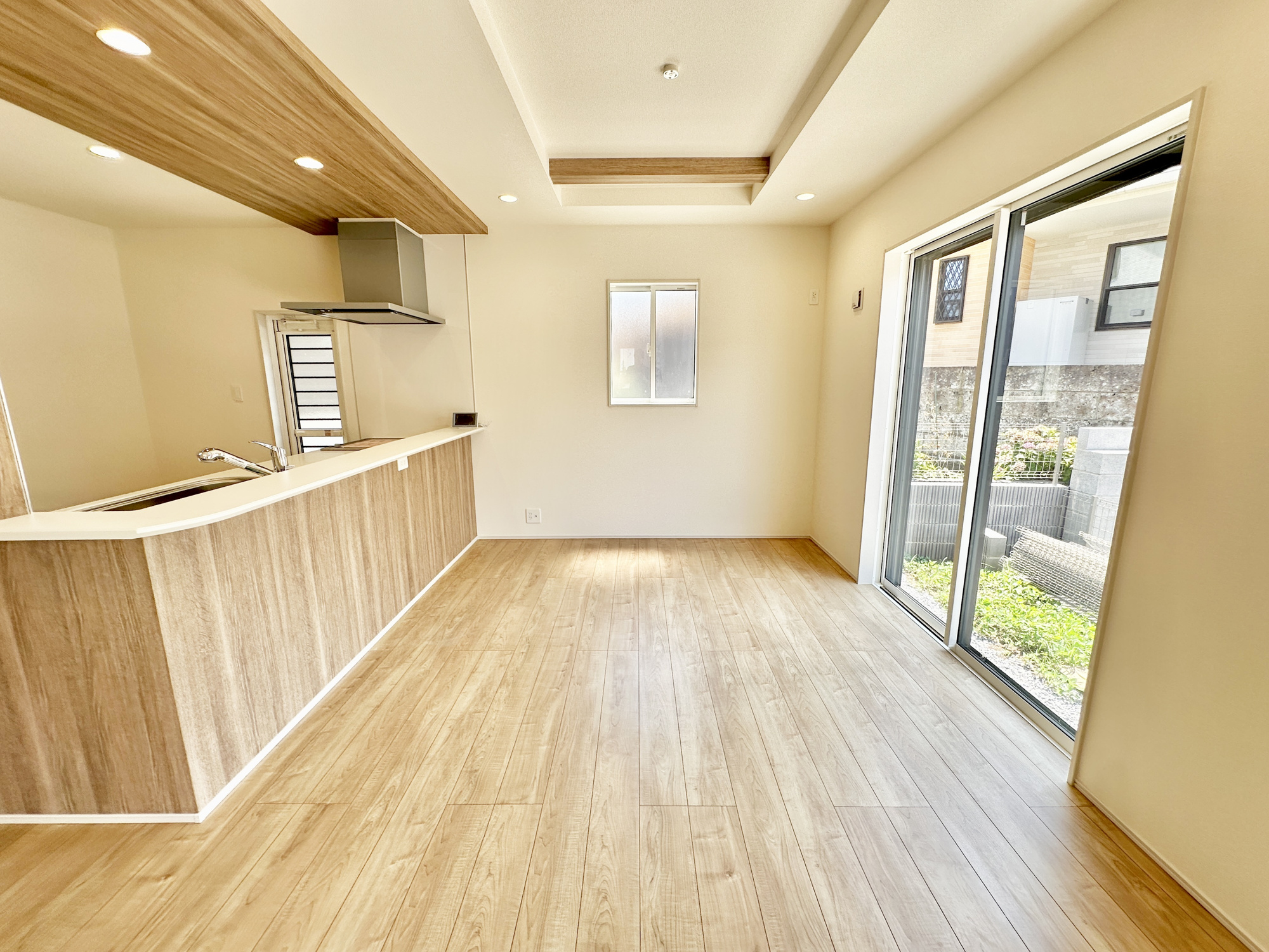 宇都宮市陽東３丁目　新築住宅全２棟の居間・リビング|【同社施工例】ダイニングからワークスペースを見渡せる、見せるキッチン。ダイニングとの空間のつながりが、スペースのゆとりを生み出します♪