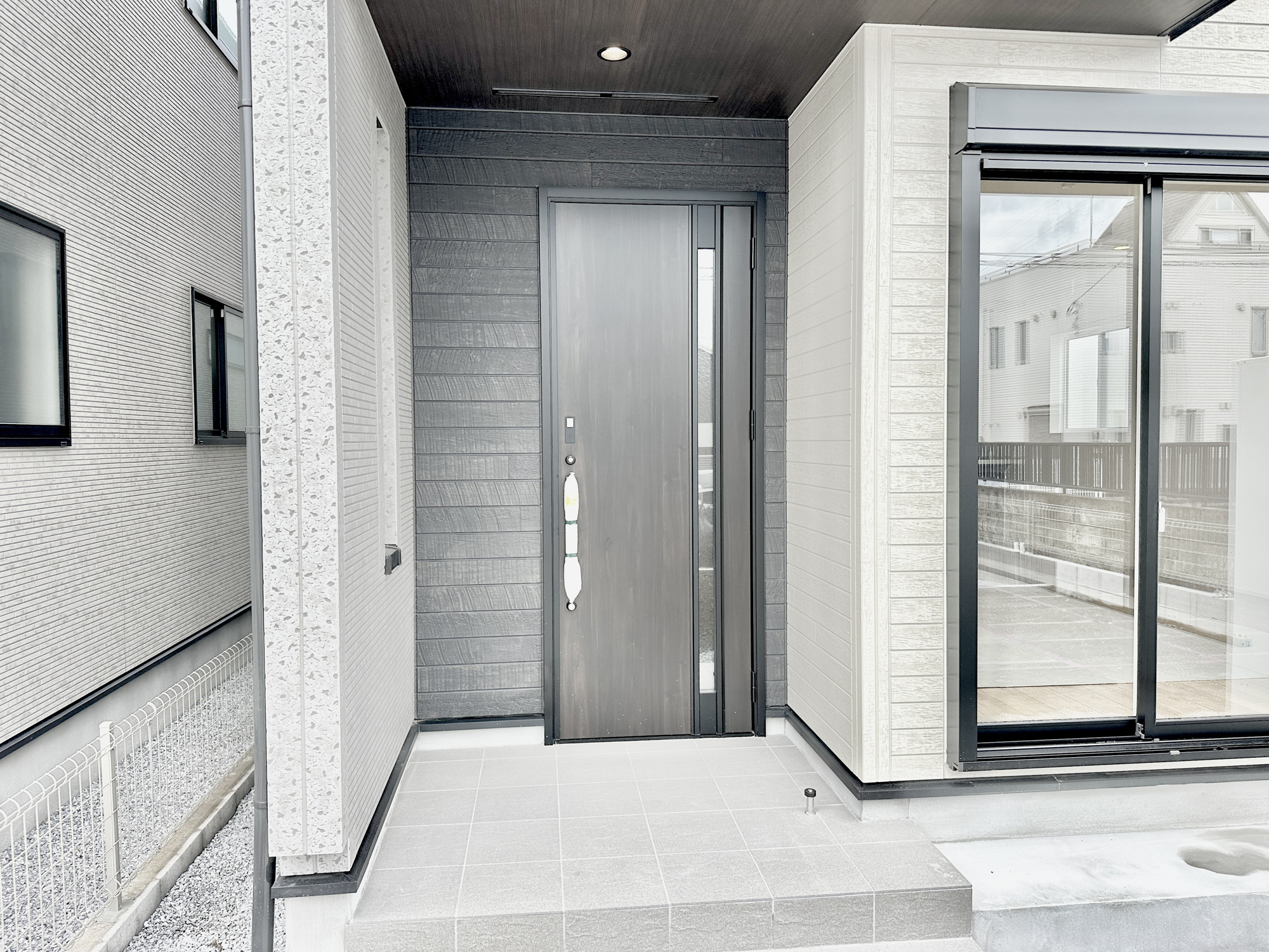 宇都宮市平松３丁目の新築一戸建の玄関|玄関上は屋根があるので雨の心配いらず♪