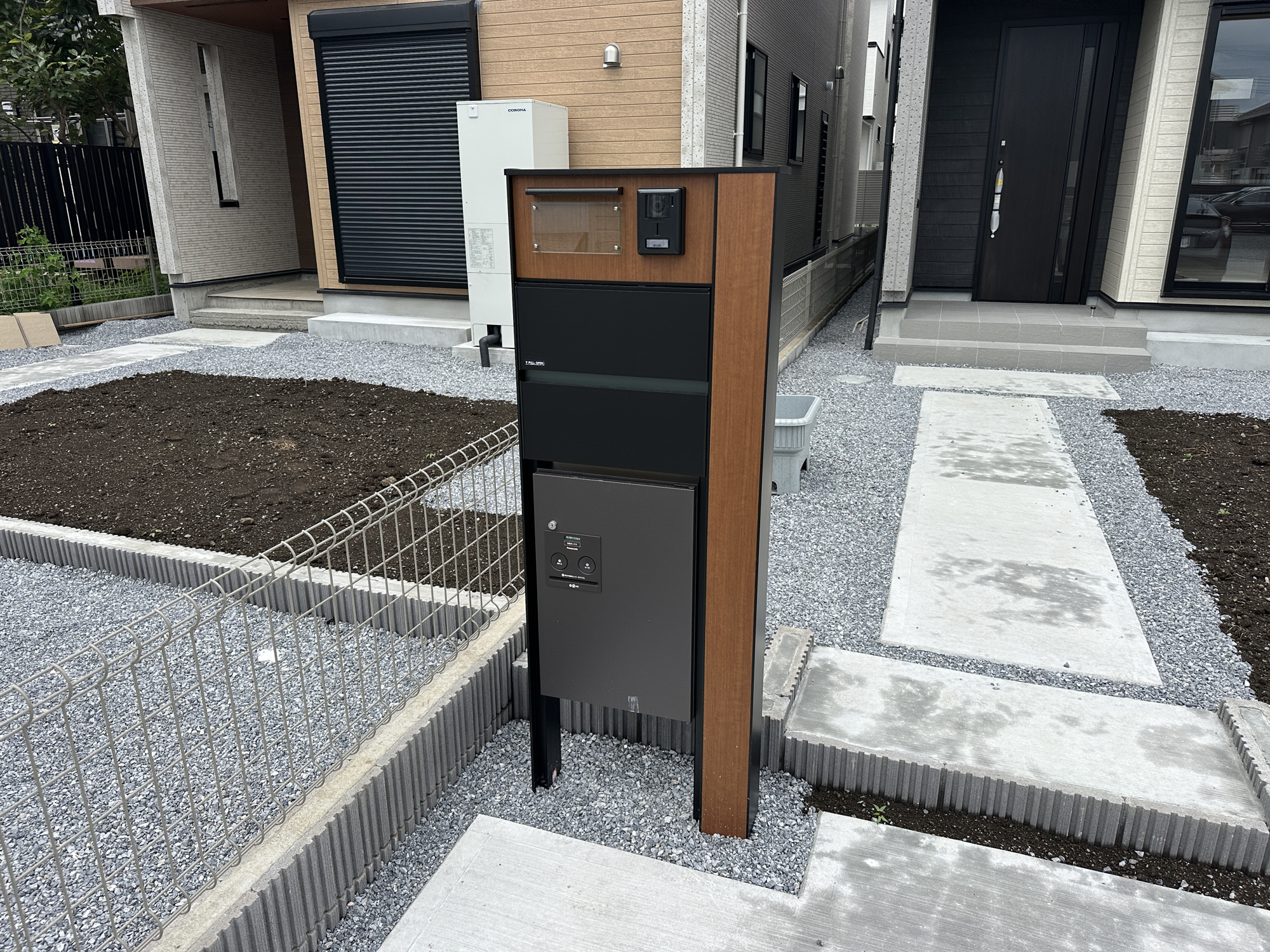 宇都宮市平松３丁目の新築一戸建の設備|おしゃれな機能ポールにはポスト、インターフォン、表札設置可能です♪