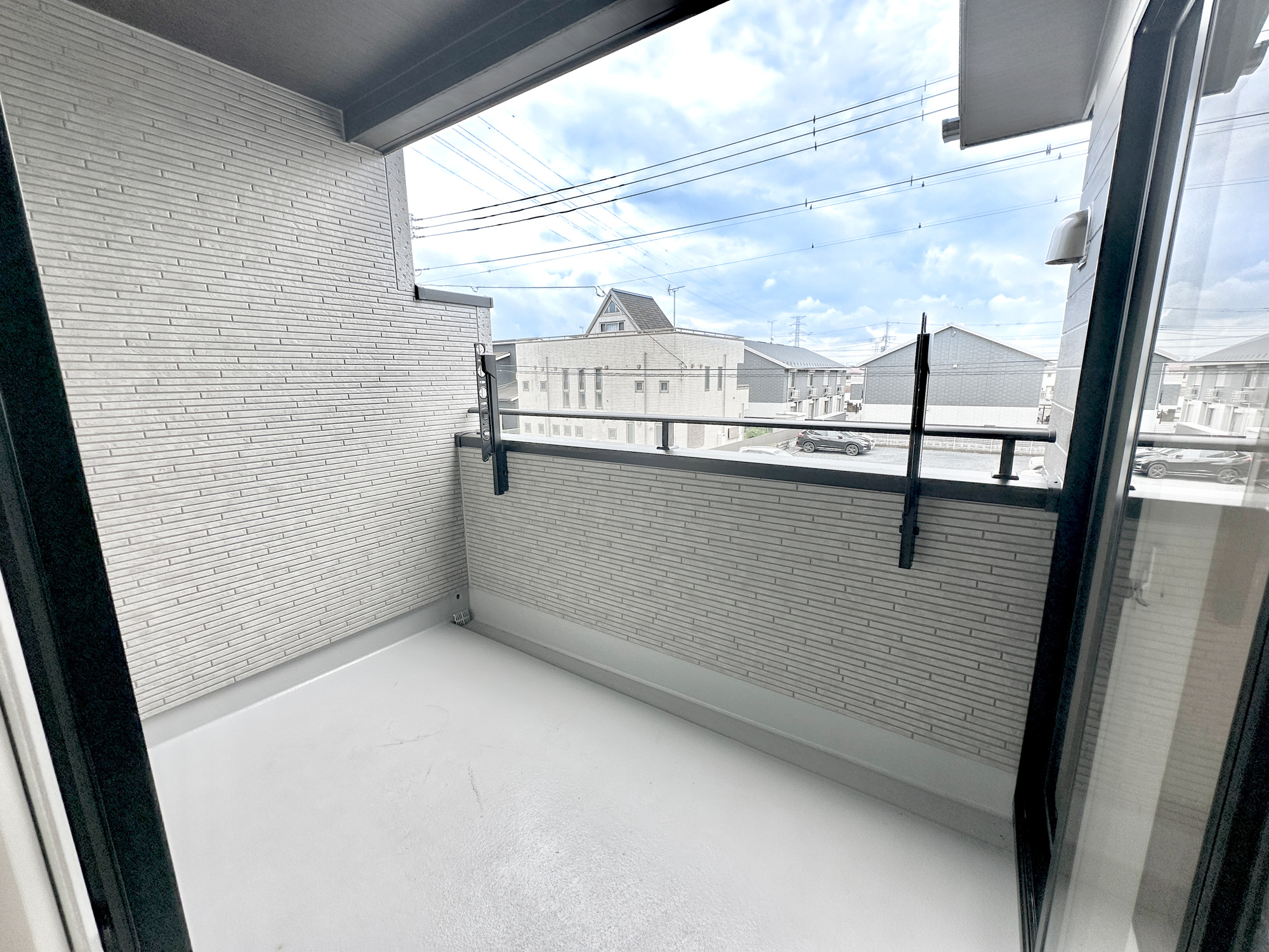 宇都宮市平松３丁目の新築一戸建のバルコニー|南向きで陽当りの良いバルコニーは、物干しセットを追加すれば、一度にたくさんのお洗濯物が干せるのが魅力！バルコニーは洗濯物を干すだけの場所じゃなく、家族のゆとりのある時間を演出するプライベート空間。