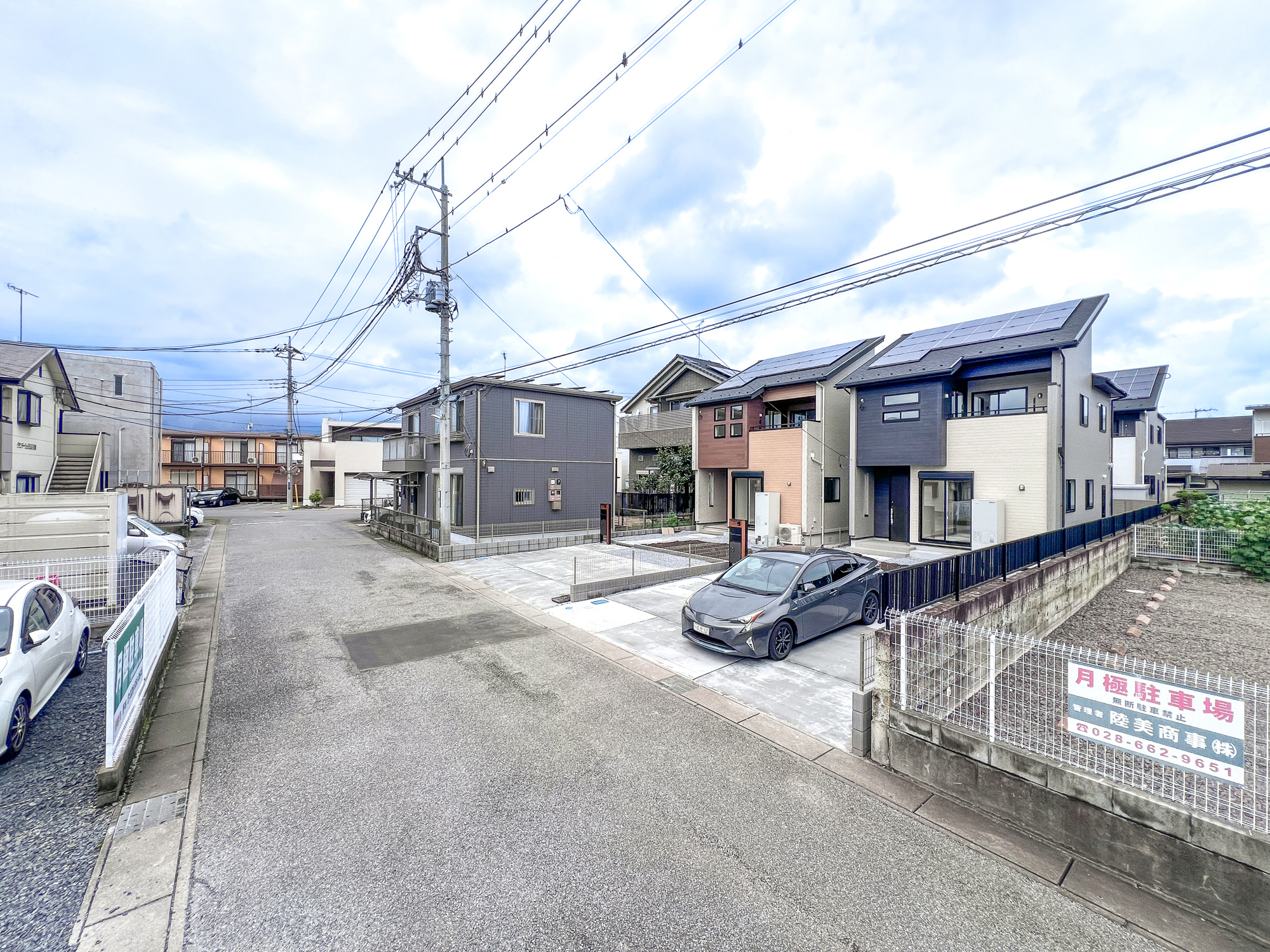 宇都宮市平松３丁目の新築一戸建の前面道路含む現地写真|閑静な住宅地で子育て家族にピッタリ。毎日のお散歩も快適な緑に恵まれたエリアで、自然に包まれた穏やかな暮らしを実現するための、ゆとりある住環境が整っています。