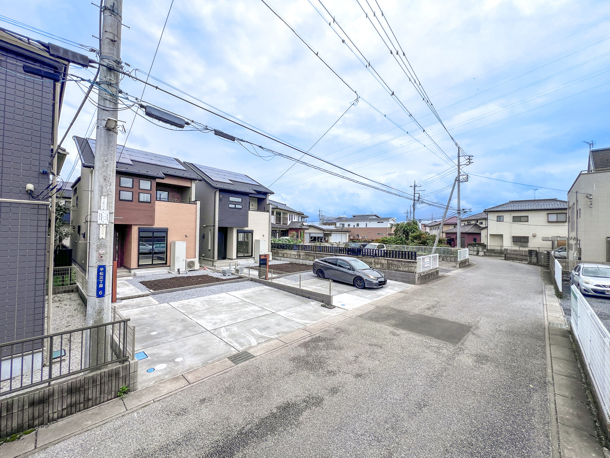 宇都宮市平松３丁目の新築一戸建の前面道路含む現地写真|低層の一戸建てを中心とした街並みが整然と続き、周辺は高い建物が建っていないので、採光や開放性に恵まれ、空が広く緑の多い閑静な趣を感じる環境です。

