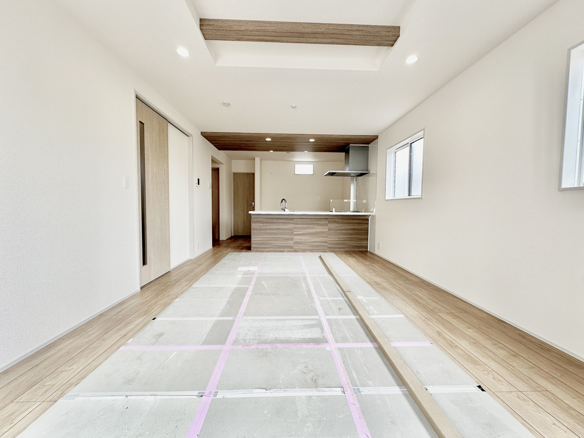 宇都宮市平松３丁目の新築一戸建の居間・リビング|南向きに大きく開いた窓からは、明るい陽射しが射し込みます。
爽やかな風が吹き抜ける心地良いリビングには、自然と家族が集まります。