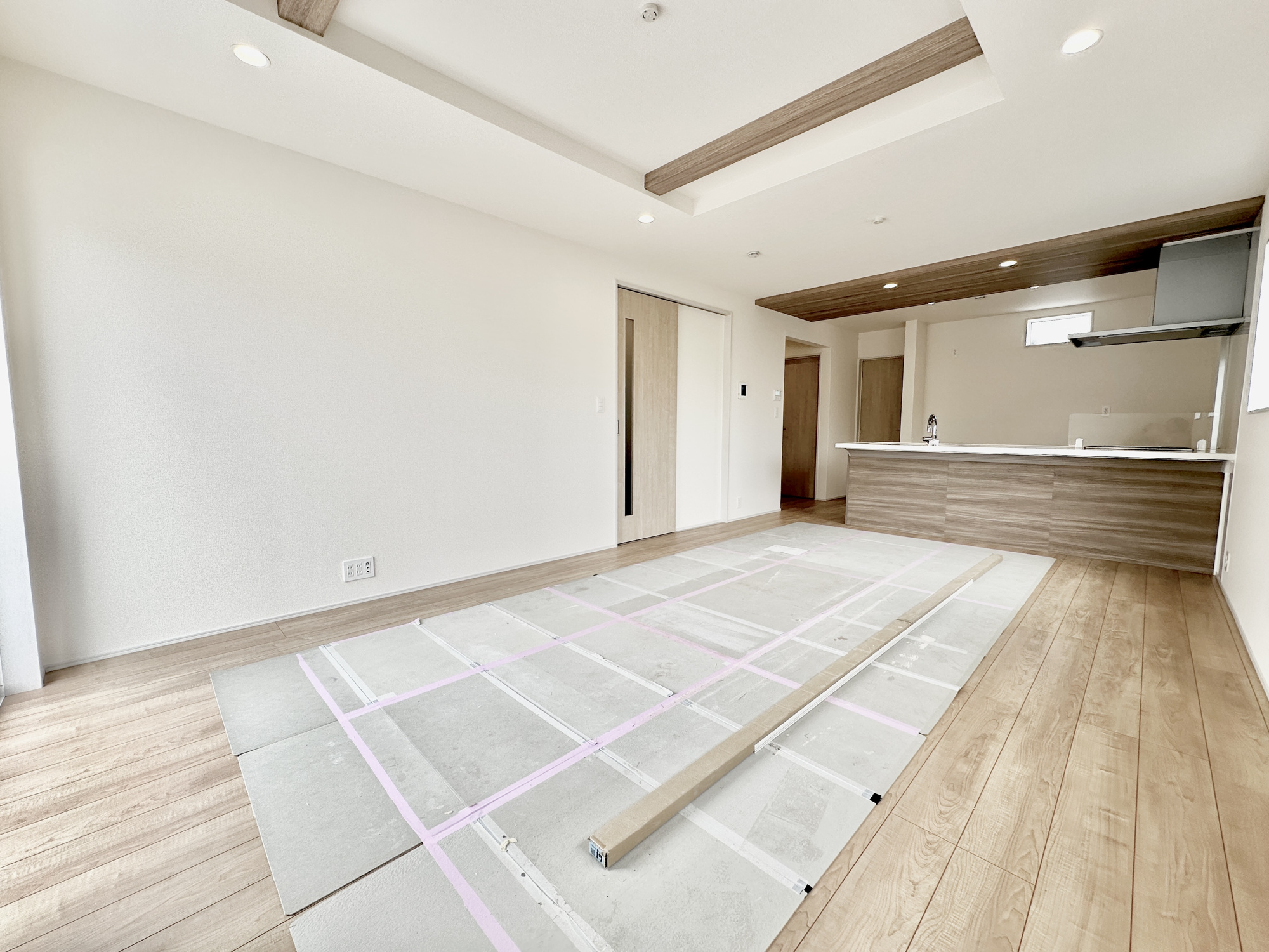 宇都宮市平松３丁目の新築一戸建の居間・リビング|室内にいても、たっぷりの陽光と爽やかな風を感じて頂ける、開放感あふれるリビングです。
ご家族と穏やかに過ごす、心地の良い時間が流れます。