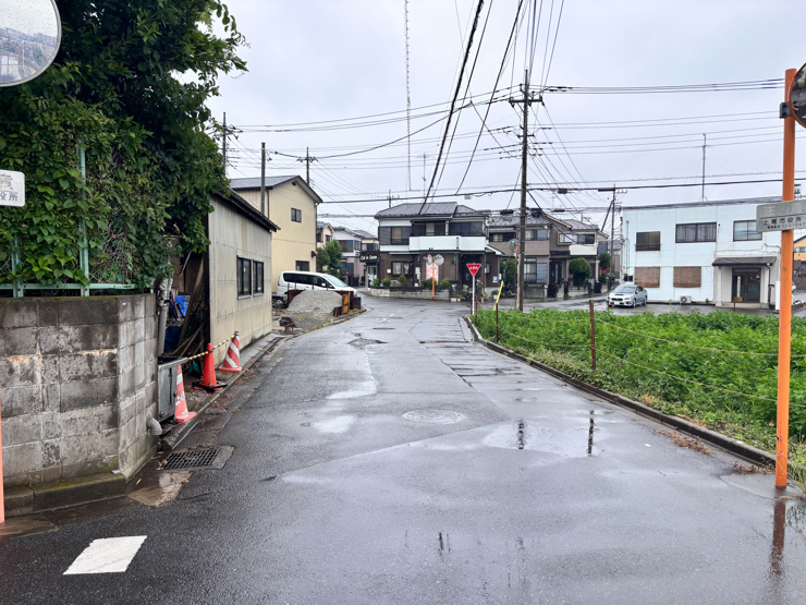 上尾市大字瓦葺　４区画　１号地　前面道路　2026年5月21日撮影　西側　前面道路　約5.4ｍ

