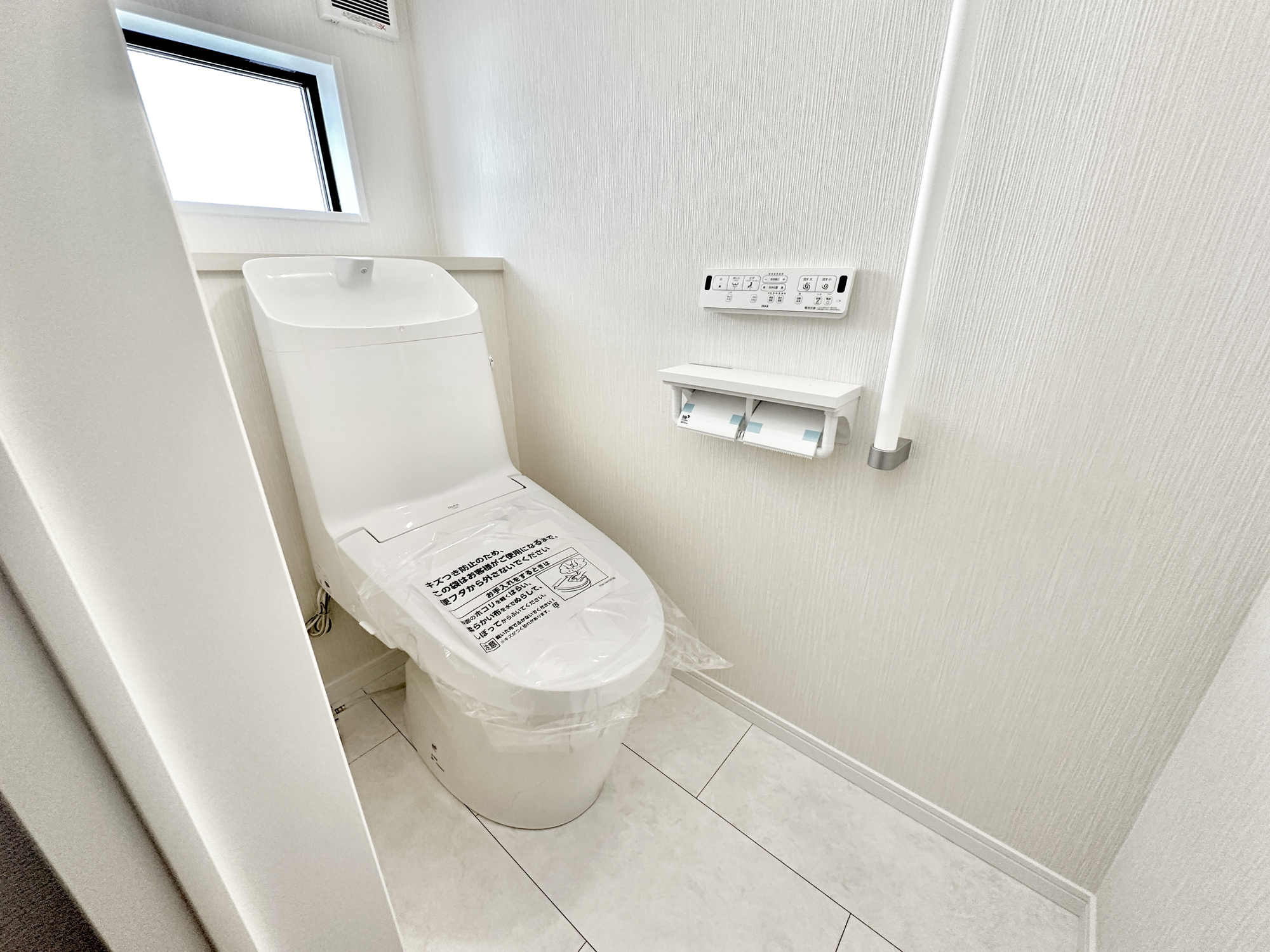 佐野市栃本町の新築一戸建のトイレ|節水型でエコなトイレには、今では当たり前の洗浄付き。便座を温める機能もついていて、居心地良くてトイレから出られなくなるかも！換気用に換気扇はもちろん、窓も着いているので常に快適ですね♪