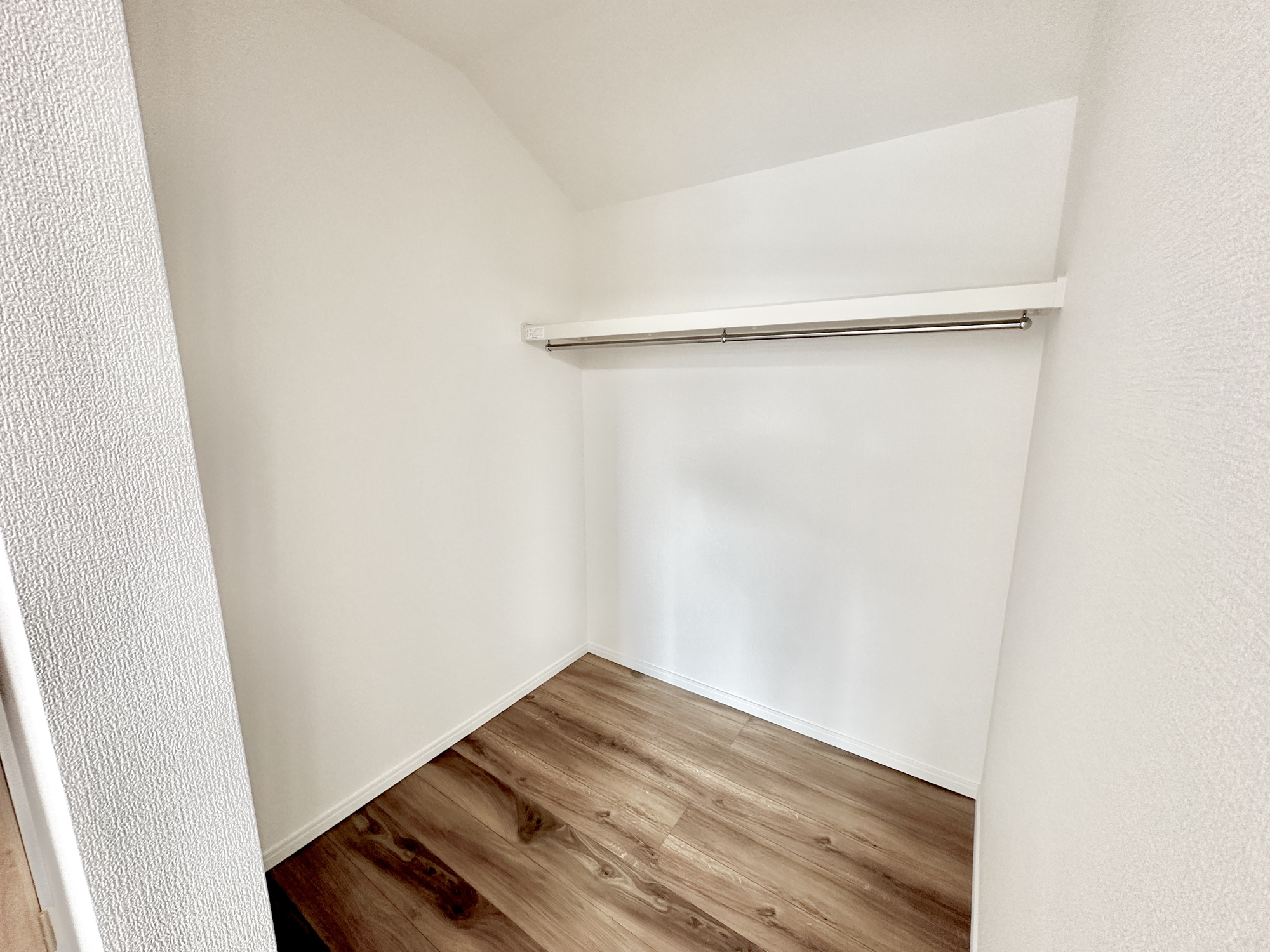佐野市栃本町の新築一戸建の収納|全居室備え付けのウォークインクローゼットのある住まいで収納上手な生活を実現！衣類だけでなく、箱物や思い出の品もたっぷり収納できますので、整理整頓もスムーズに。居室空間をより広々と使えます！
