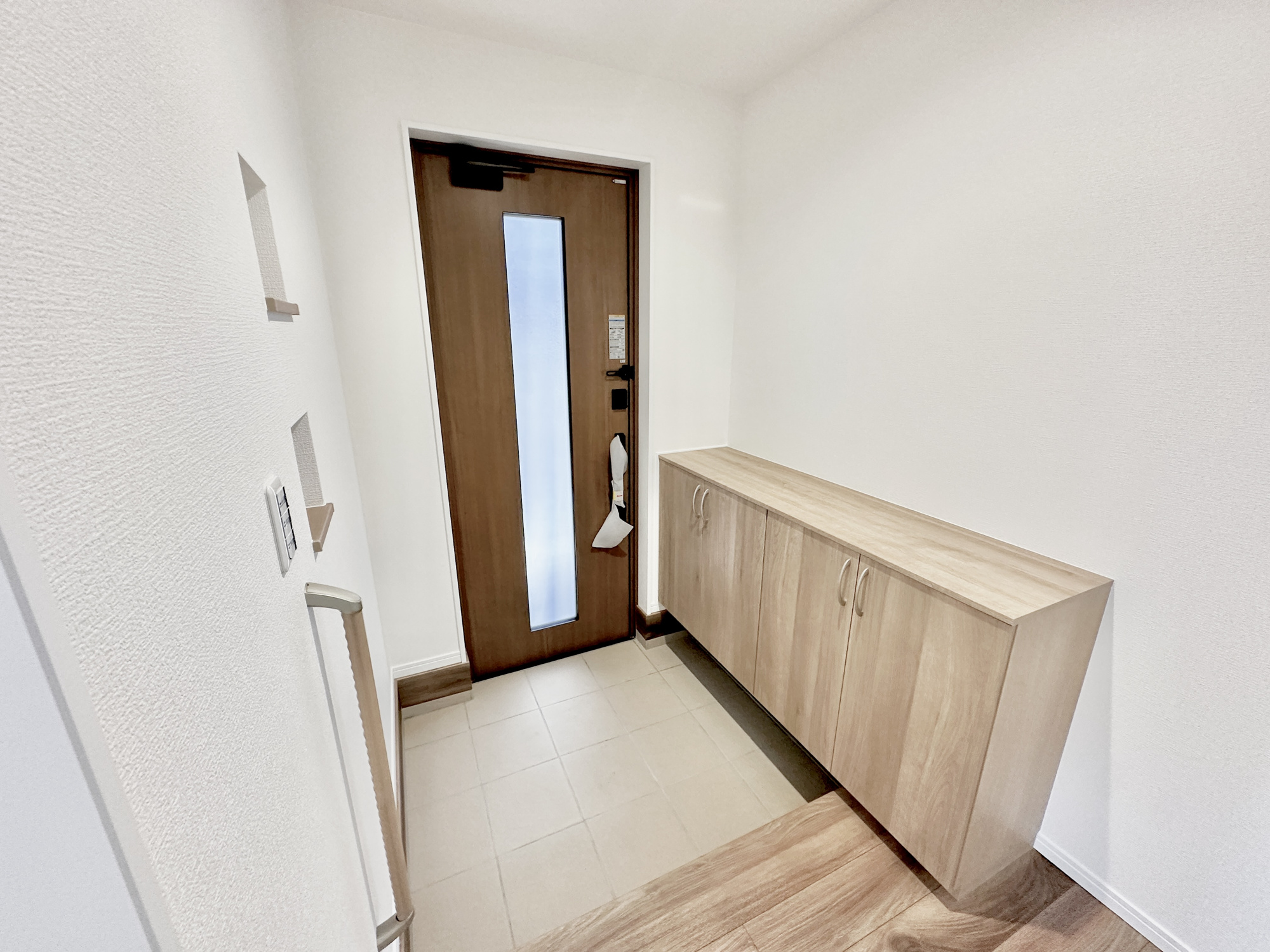 佐野市栃本町の新築一戸建の内装|住まう人も来客も入った時にワクワクさせてくれるオシャレな玄関♪
収納もたっぷりあるので、靴がたくさんあっても安心！