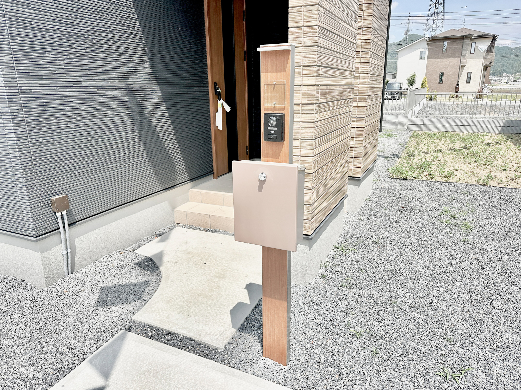佐野市栃本町の新築一戸建の設備|おしゃれな機能ポールにはポスト、インターフォン、表札設置可能です♪