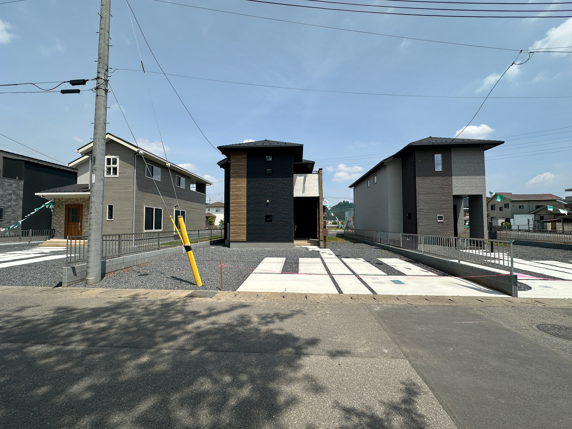 佐野市栃本町の新築一戸建の駐車場|車庫土間施工、駐車2台可能です(^^♪