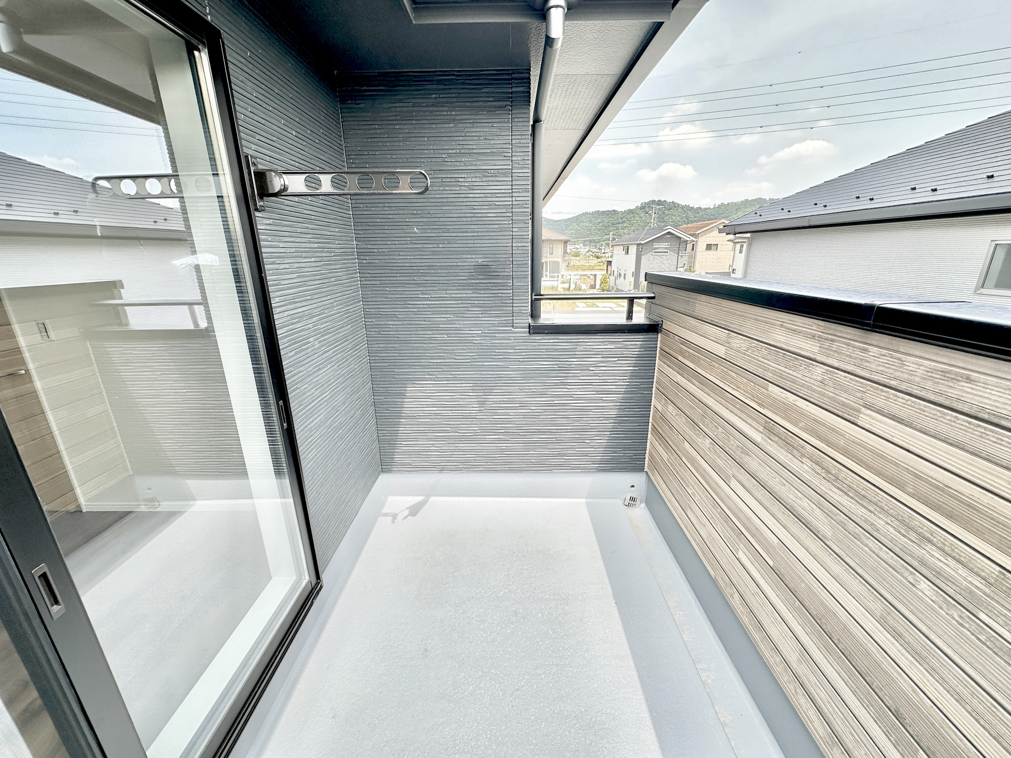 佐野市栃本町の新築一戸建のバルコニー|南向きで陽当りの良いバルコニーは、物干しセットを追加すれば、一度にたくさんのお洗濯物が干せるのが魅力！バルコニーは洗濯物を干すだけの場所じゃなく、家族のゆとりのある時間を演出するプライベート空間。