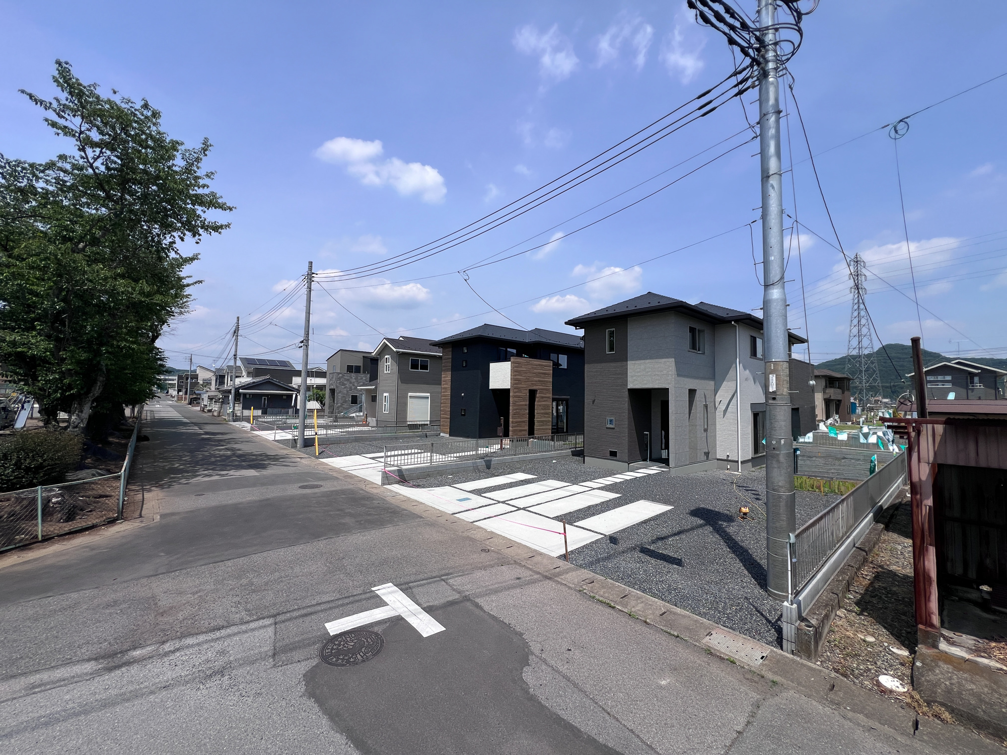 佐野市栃本町の新築一戸建の前面道路含む現地写真|閑静な住宅地で子育て家族にピッタリ。毎日のお散歩も快適な緑に恵まれたエリアで、自然に包まれた穏やかな暮らしを実現するための、ゆとりある住環境が整っています。

