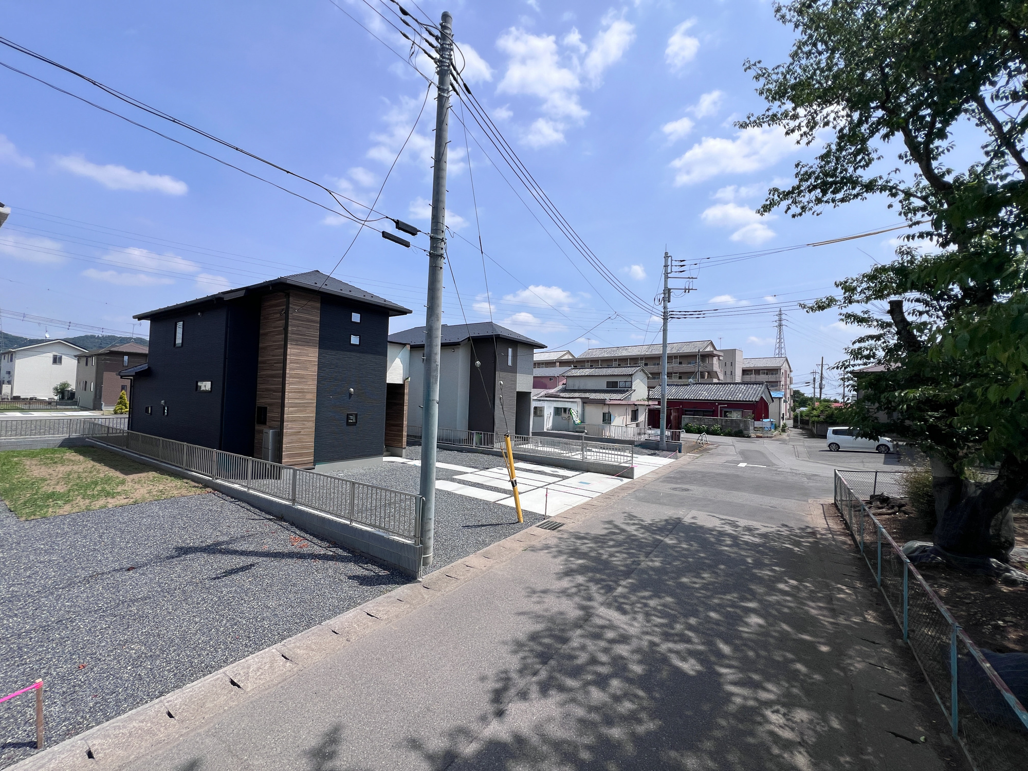 佐野市栃本町の新築一戸建の前面道路含む現地写真|低層の一戸建てを中心とした街並みが整然と続き、周辺は高い建物が建っていないので、採光や開放性に恵まれ、空が広く緑の多い閑静な趣を感じる環境です。

