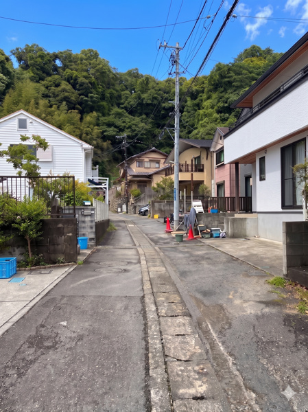 【前面道路含む現地写真】