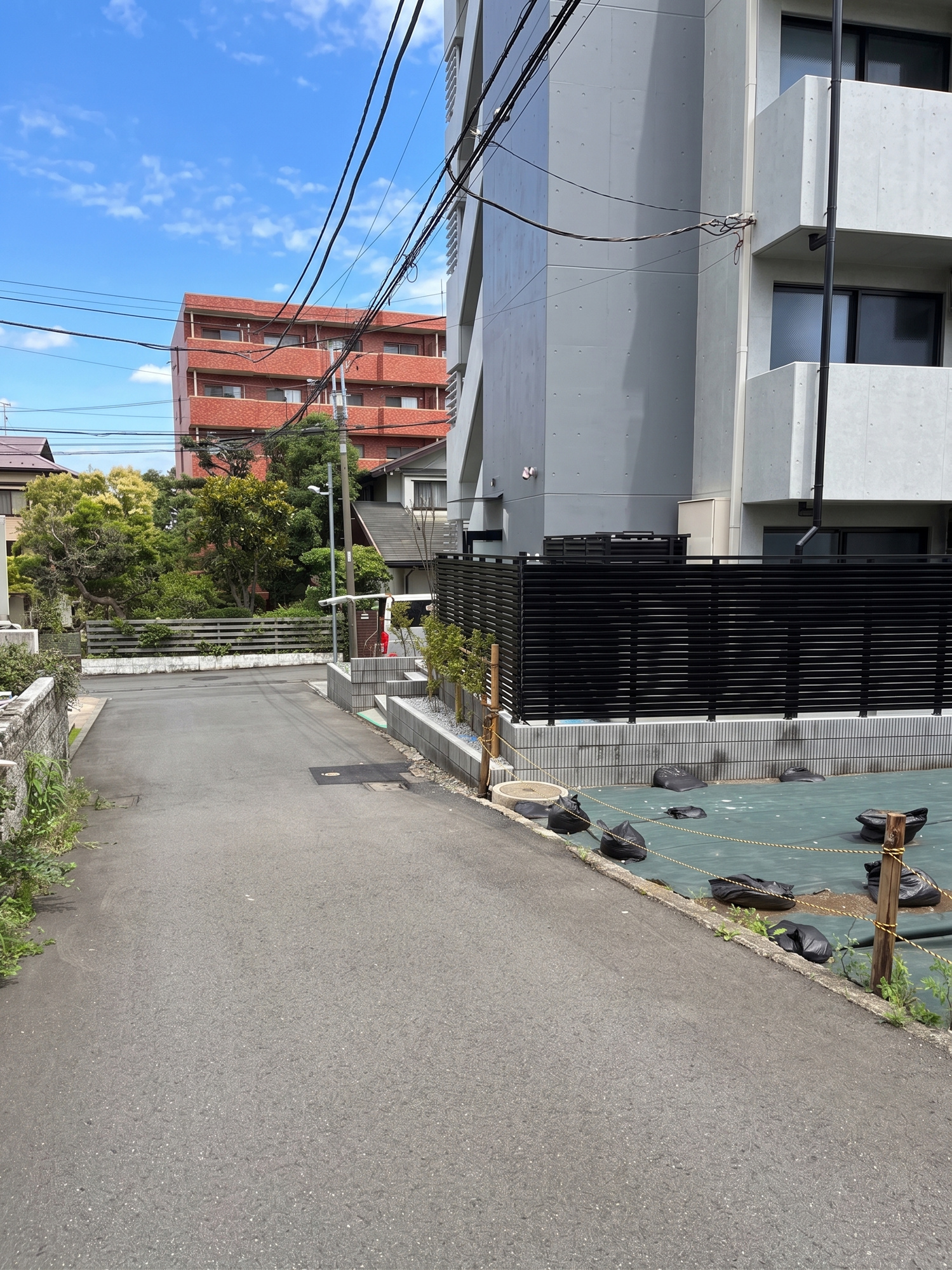 【前面道路含む現地写真】