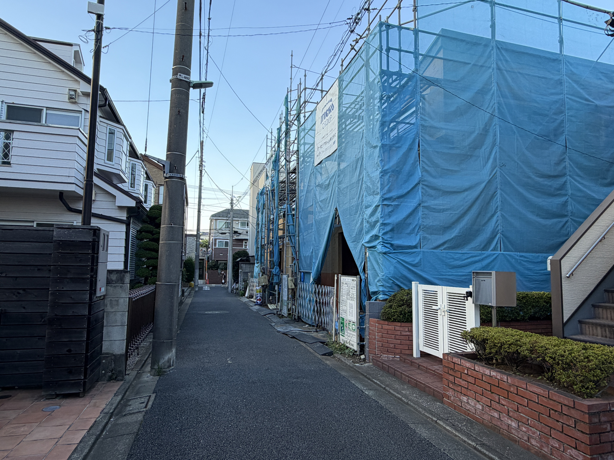 【前面道路含む現地写真】