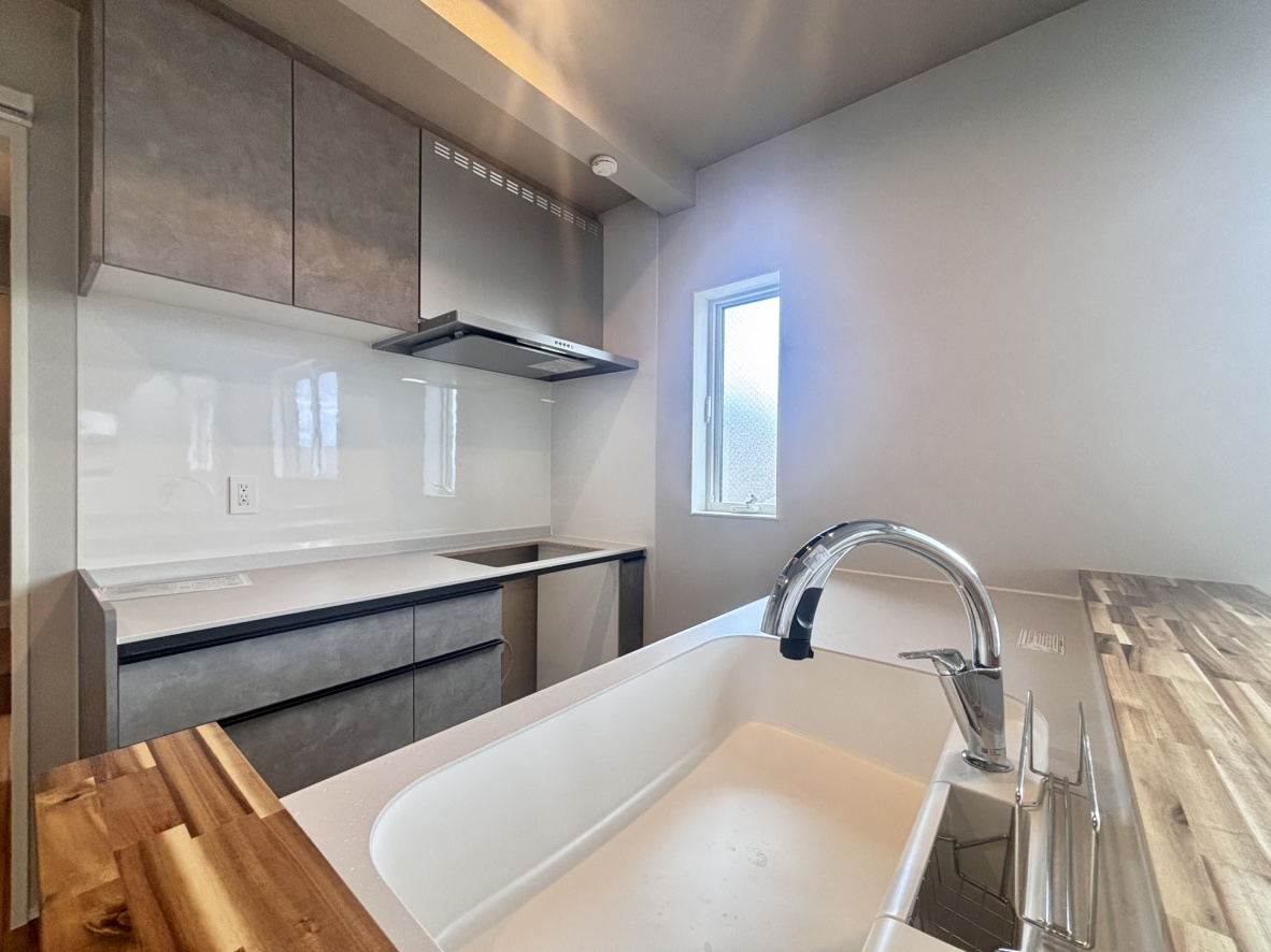 赤坂通2丁目 新築戸建てのキッチン|家族を見守れる見晴らしのいいキッチン。キッチンにいてもお互いの姿が見えるから、家事をしながら見守り、会話ができます。子供たちも安心して宿題や遊びに集中できます。