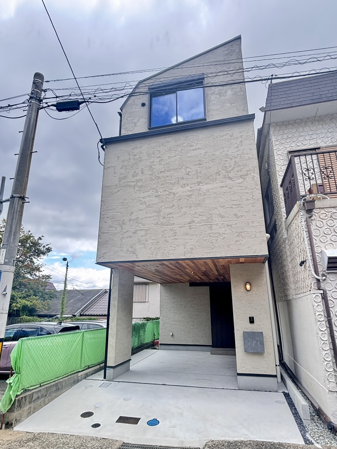 赤坂通2丁目 新築戸建ての外観|洗練されたデザインが印象的な新築戸建。落ち着いた佇まいで、街並みに調和しながら存在感のある外観です。