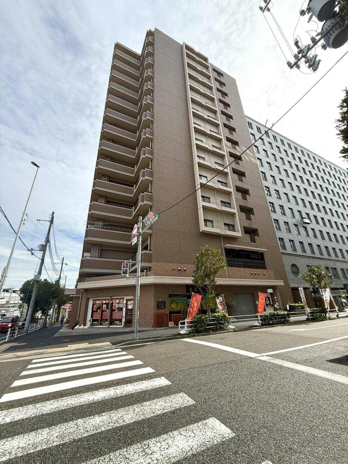 グランドメゾン三宮の外観|総戸数80戸のスケール感と、都心へのアクセスが魅力の住まい！
落ち着いた住環境と利便性を兼ね備え、都心に近い立地で快適な暮らしを叶えます。