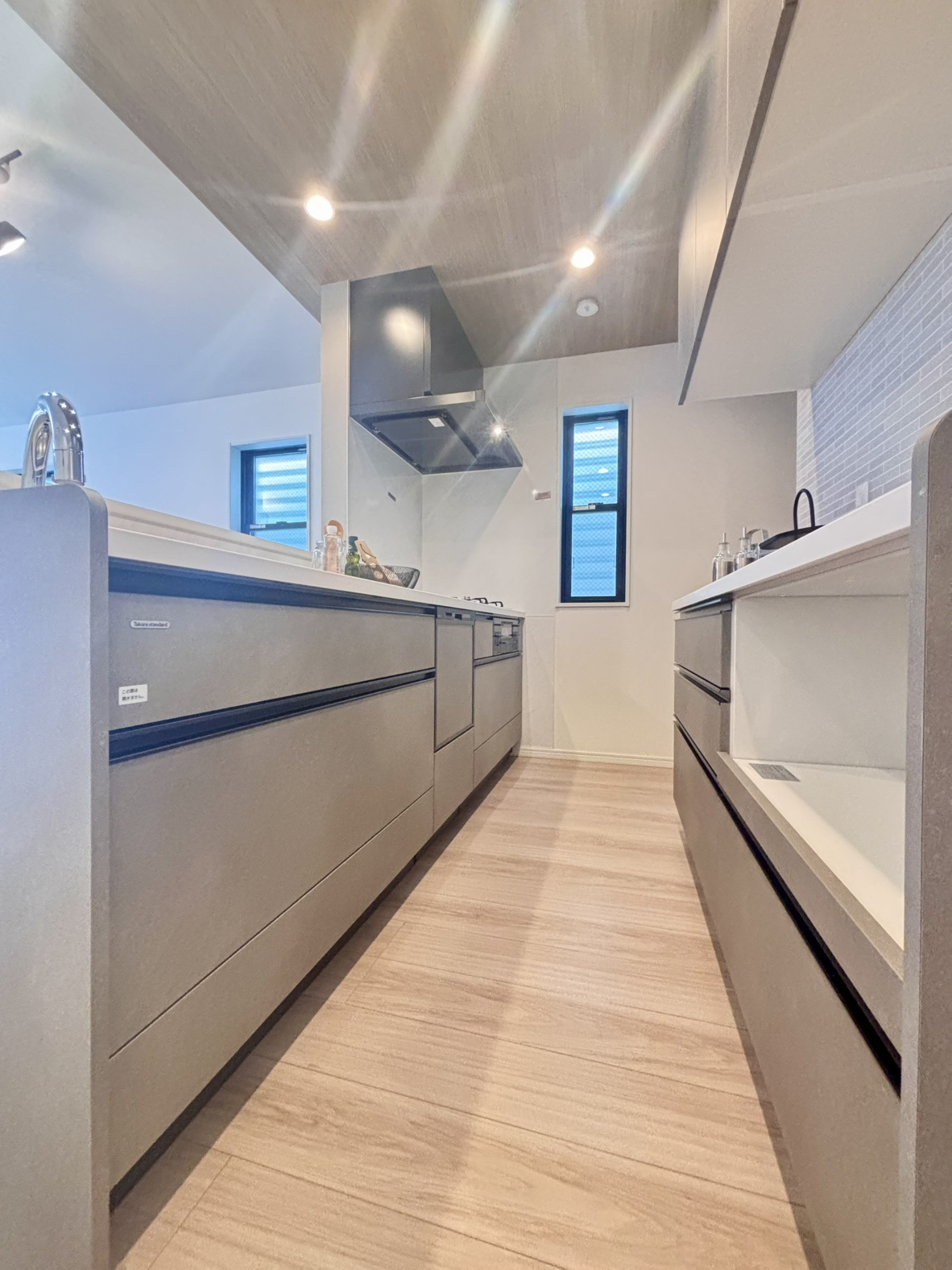 宮本通2丁目 新築戸建てのキッチン|・シンプルなデザインと使いやすさを兼ね備えた対面式システムキッチンは、効率的な作業スペースを提供し、家族のコミュケーションを促進。