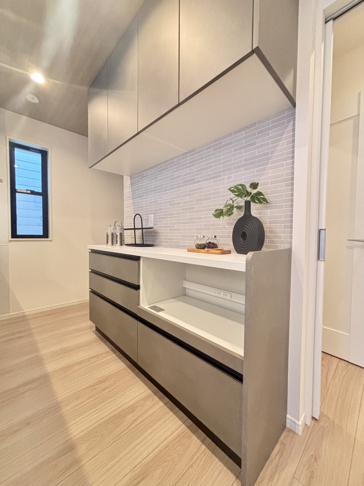 宮本通2丁目 新築戸建てのキッチン|・収納力豊富なカップボードが備わっております。