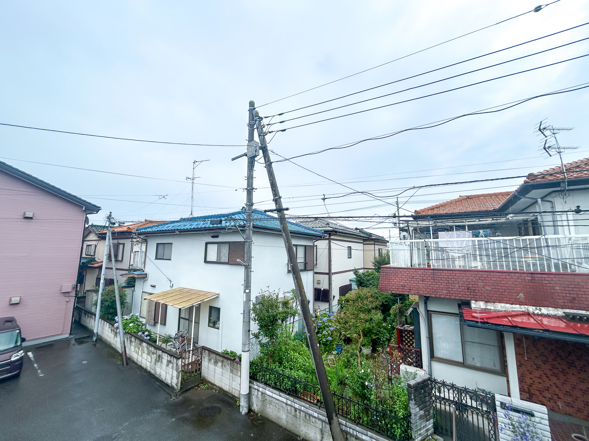 前橋市荒牧町　中古住宅の展望|閑静な住宅地で子育て家族にピッタリ。毎日のお散歩も快適な緑に恵まれたエリアで、自然に包まれた穏やかな暮らしを実現するための、ゆとりある住環境が整っています。緑の潤いを感じながらホッと生活できそう。