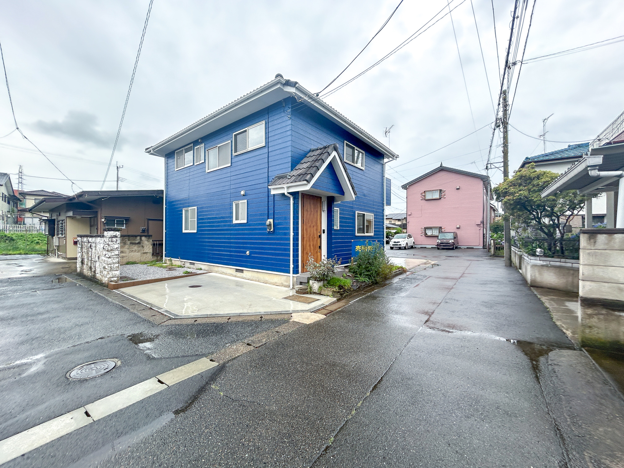 前橋市荒牧町　中古住宅の前面道路含む現地写真|低層の一戸建てを中心とした街並みが整然と続き、周辺は高い建物が建っていないので、採光や開放性に恵まれ、空が広く緑の多い閑静な趣を感じる環境です。

