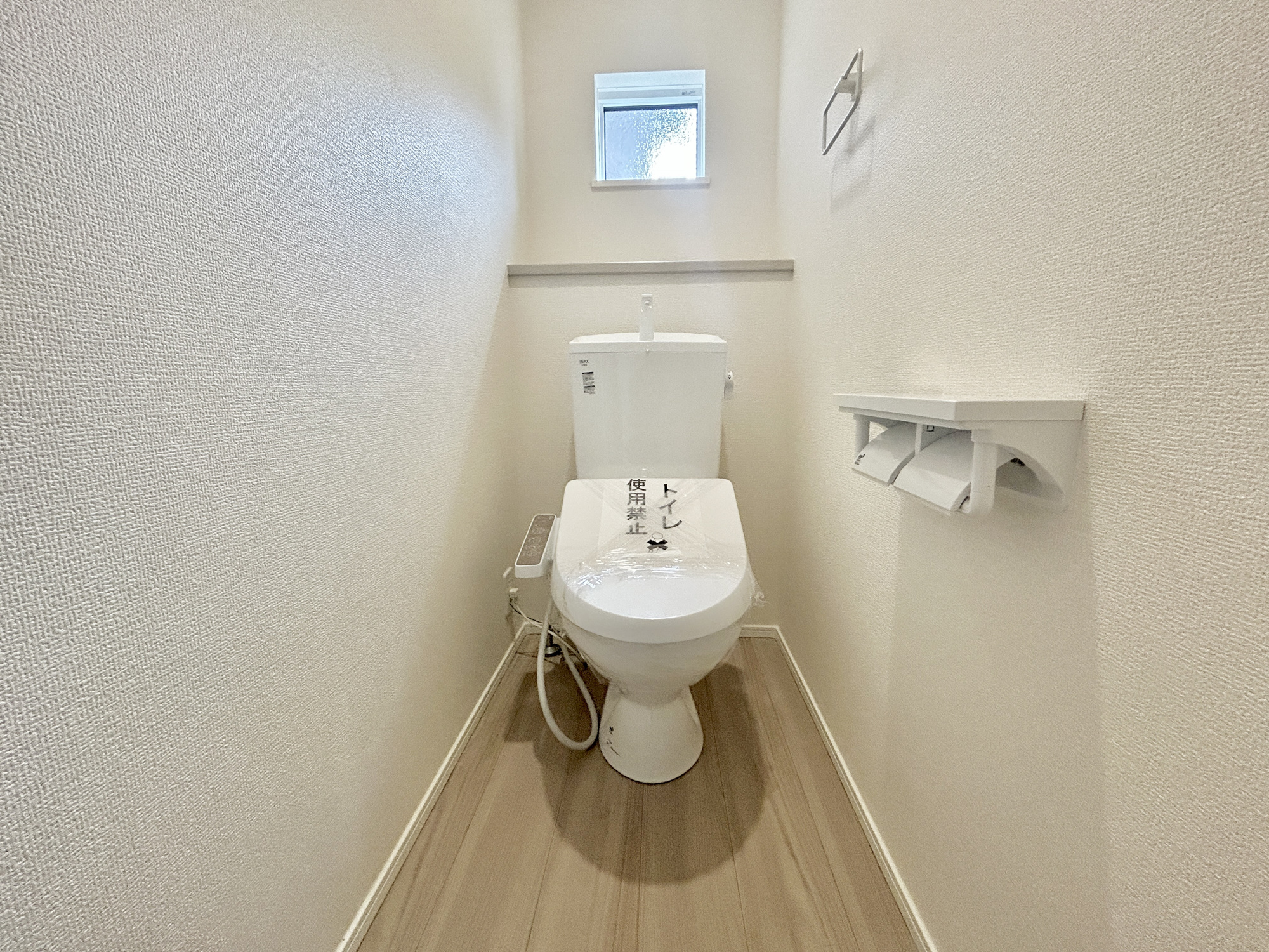 前橋市下石倉町　新築住宅全1棟のトイレ|節水性能の高いトイレはもちろんウォシュレット付き♪便器のフチがないタイプなので、お掃除もサッとひと拭きでOK！壁埋込型収納も付いており、スッキリ広々とご利用いただけます。
