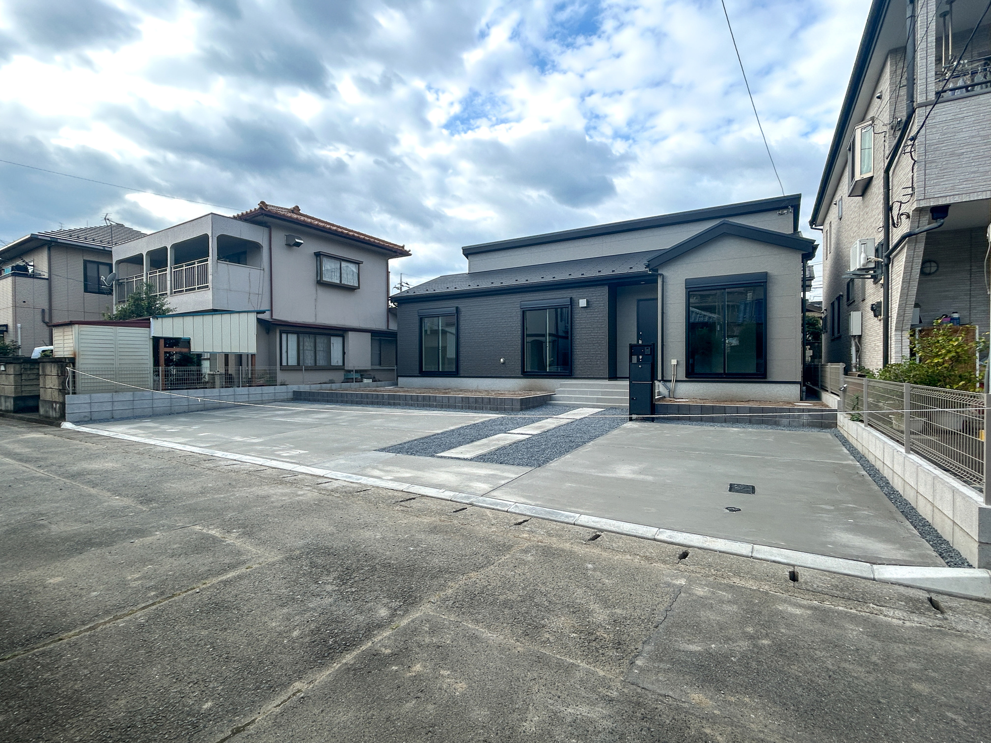 前橋市下石倉町　新築住宅全1棟の駐車場|車庫土間施工、駐車3台可能です(^^♪