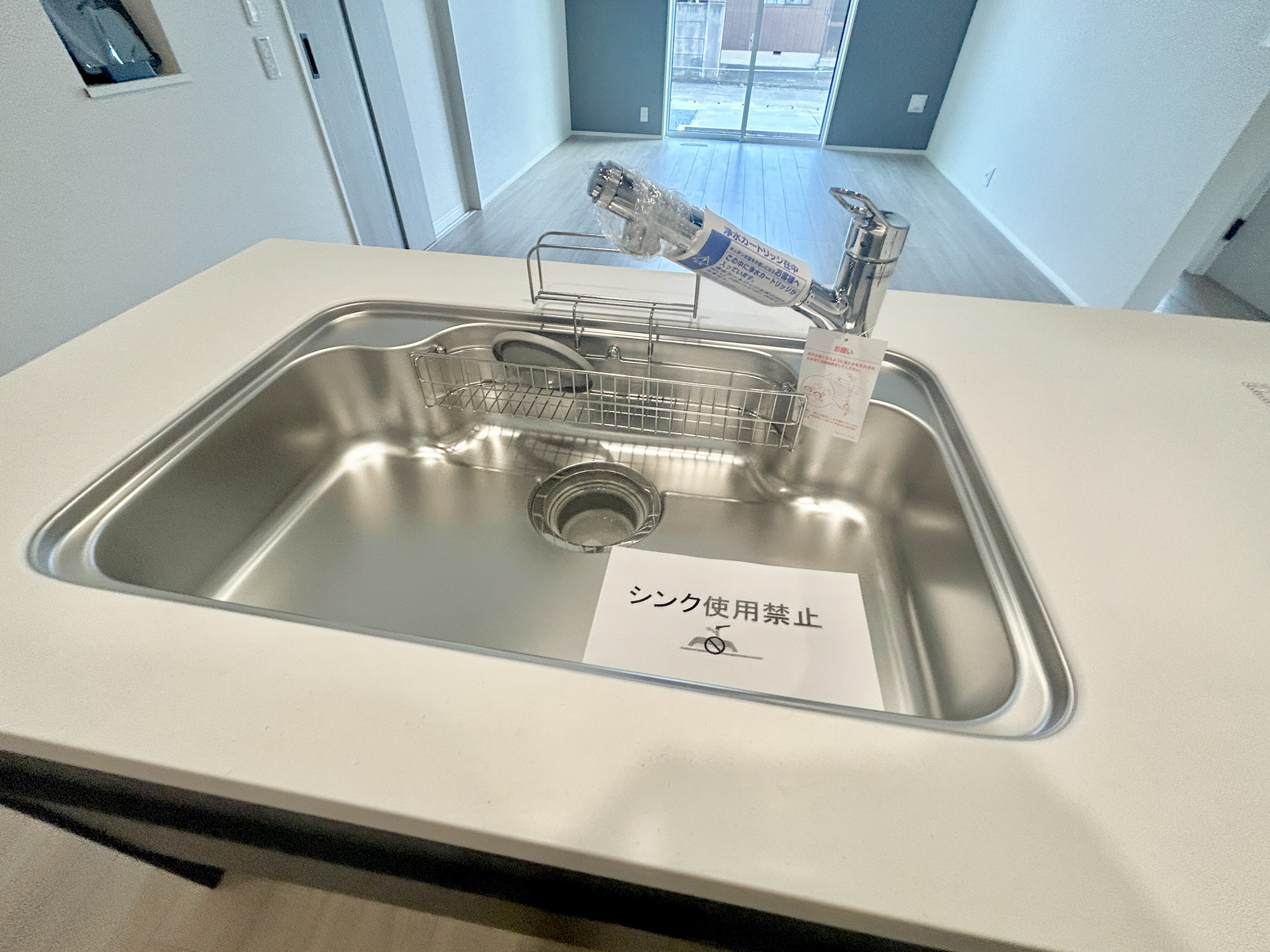 前橋市下石倉町　新築住宅全1棟の設備|浄水機能付シャワー水栓は、浄水器ごと蛇口が引き出せるから、ポットやお鍋などに浄水を注ぐときやシンクを洗う時に便利です♪