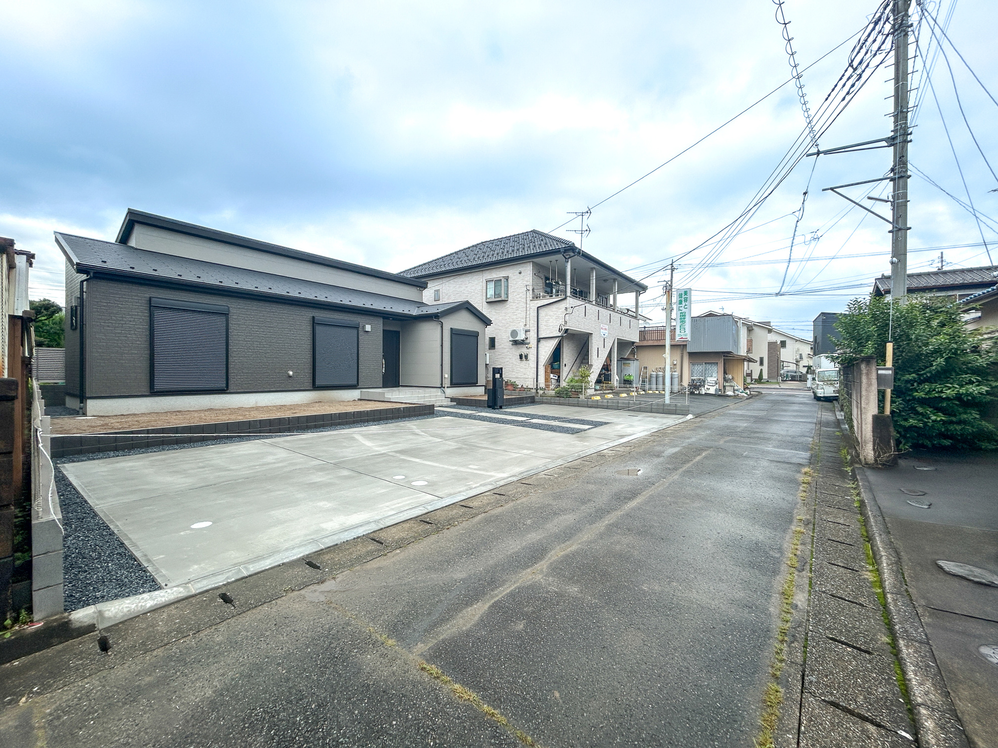 前橋市下石倉町　新築住宅全1棟の前面道路含む現地写真|閑静な住宅地で子育て家族にピッタリ。毎日のお散歩も快適な緑に恵まれたエリアで、自然に包まれた穏やかな暮らしを実現するための、ゆとりある住環境が整っています。

