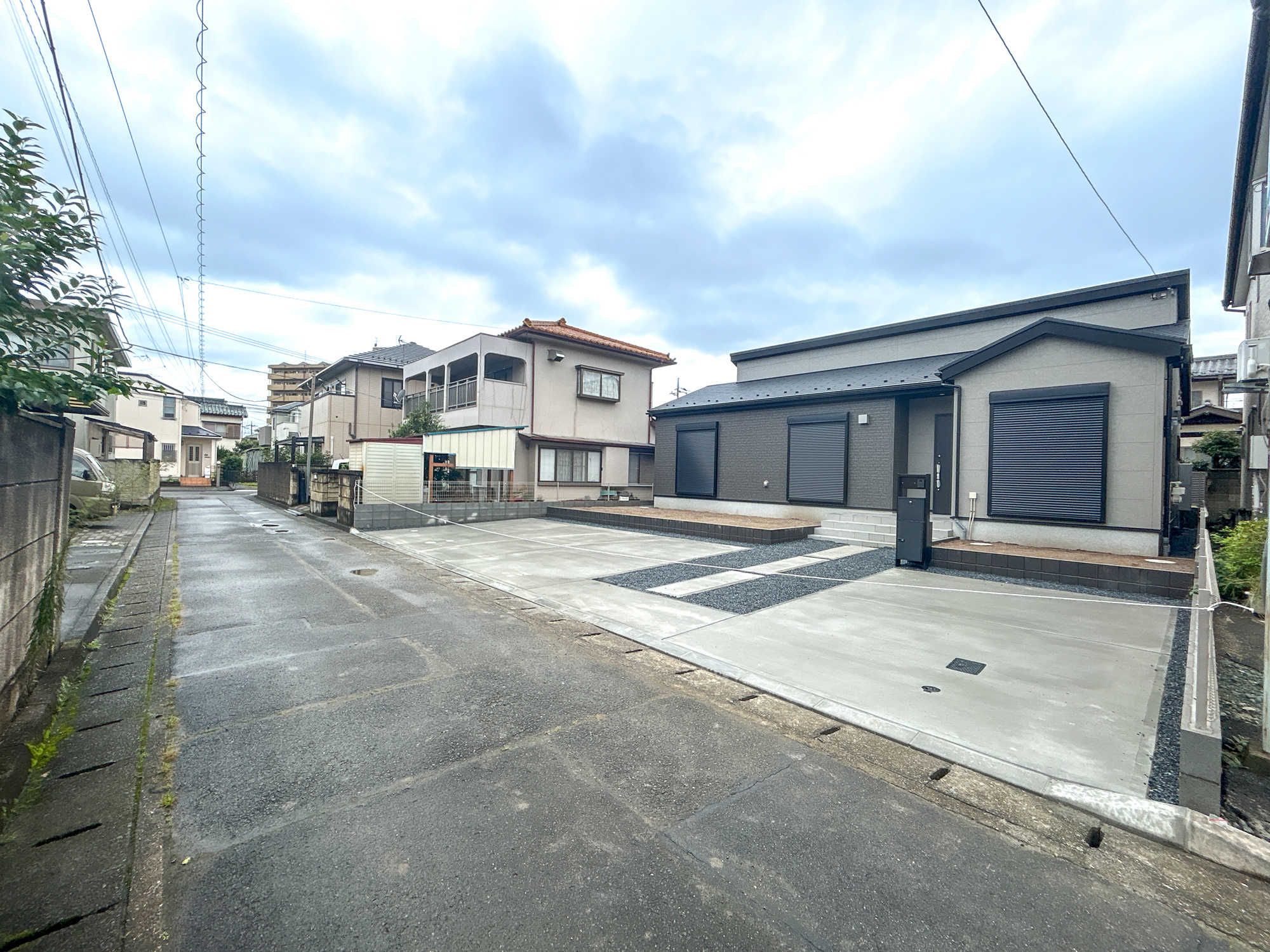 前橋市下石倉町　新築住宅全1棟の前面道路含む現地写真|低層の一戸建てを中心とした街並みが整然と続き、周辺は高い建物が建っていないので、採光や開放性に恵まれ、空が広く緑の多い閑静な趣を感じる環境です。

