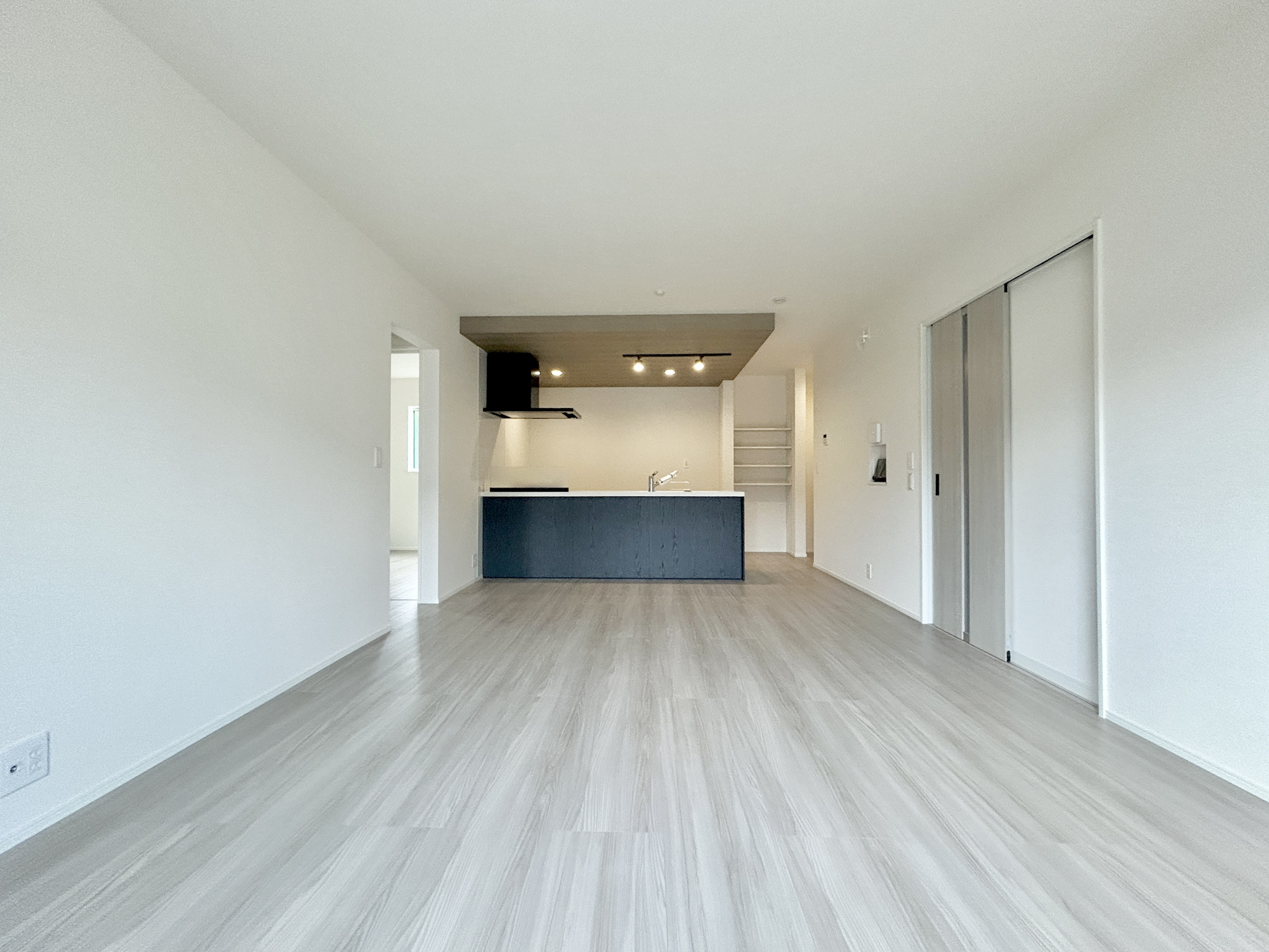 前橋市下石倉町　新築住宅全1棟の居間・リビング|南向きに大きく開いた窓からは、明るい陽射しが射し込みます。
爽やかな風が吹き抜ける心地良いリビングには、自然と家族が集まります。
