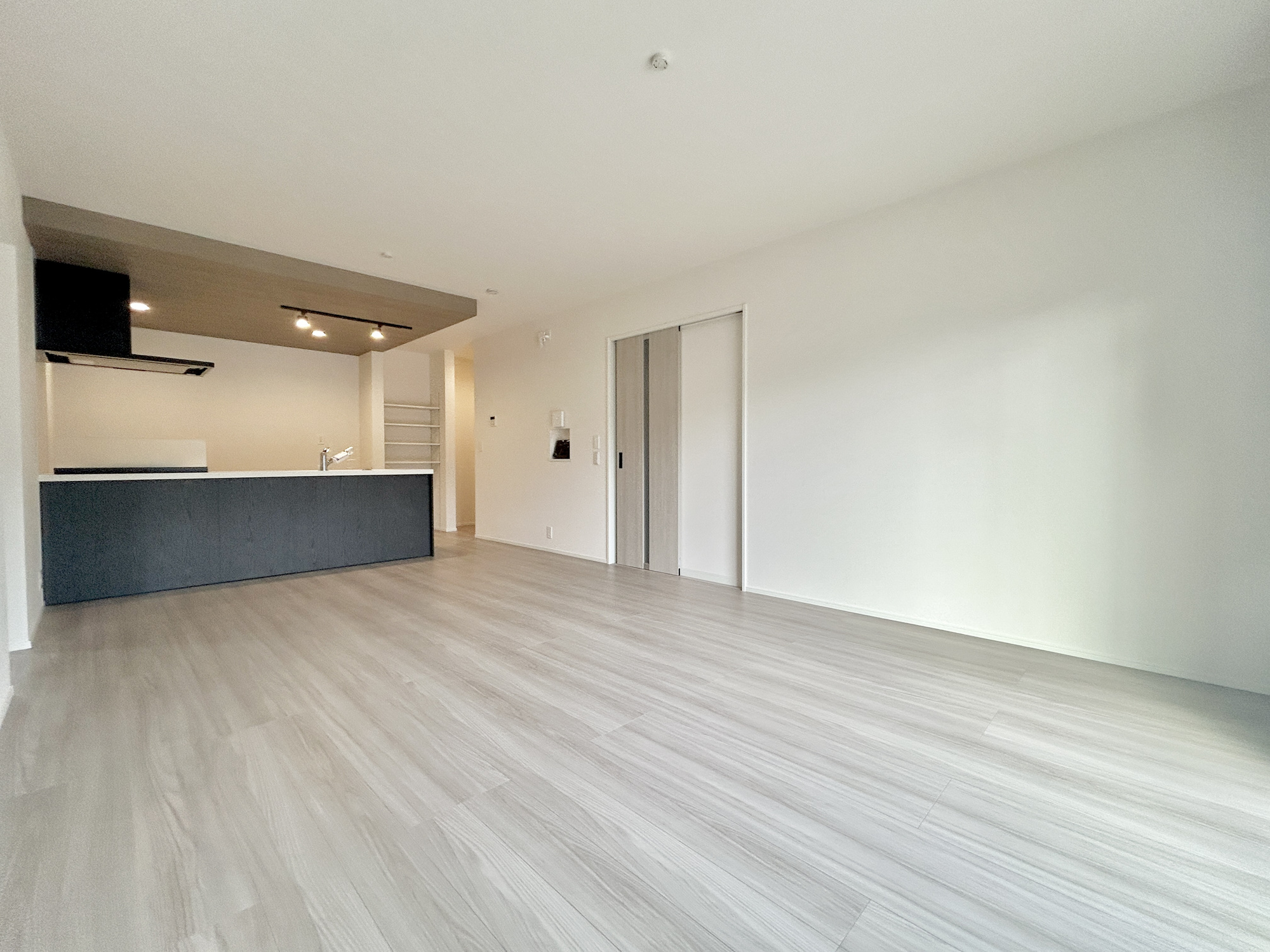 前橋市下石倉町　新築住宅全1棟の居間・リビング|室内にいても、たっぷりの陽光と爽やかな風を感じて頂ける、開放感あふれるリビングです。
ご家族と穏やかに過ごす、心地の良い時間が流れます。