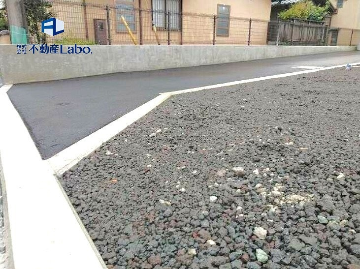 クレイドルガーデン　富士宮市小泉第30　全3棟の前面道路含む現地写真|全棟キャビネット付き洗面化粧台♪歯ブラシや化粧品などの収納に便利です♪鏡は3面鏡となっております。清潔感のある洗面所は、毎日の身支度も気持ちよくお使いいただけます♪