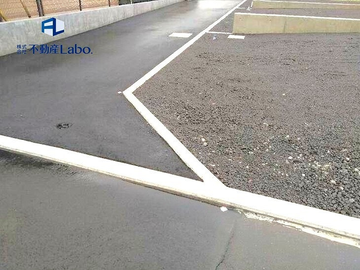 クレイドルガーデン　富士宮市小泉第30　全3棟の前面道路含む現地写真|全棟人気の対面式キッチン♪おご家族との会話やリビング全体の様子も見えて安心♪キッチン横幅は2.5ｍ以上あり調理スペースやシンクも広くお料理がしやすいキッチンとなっています♪
